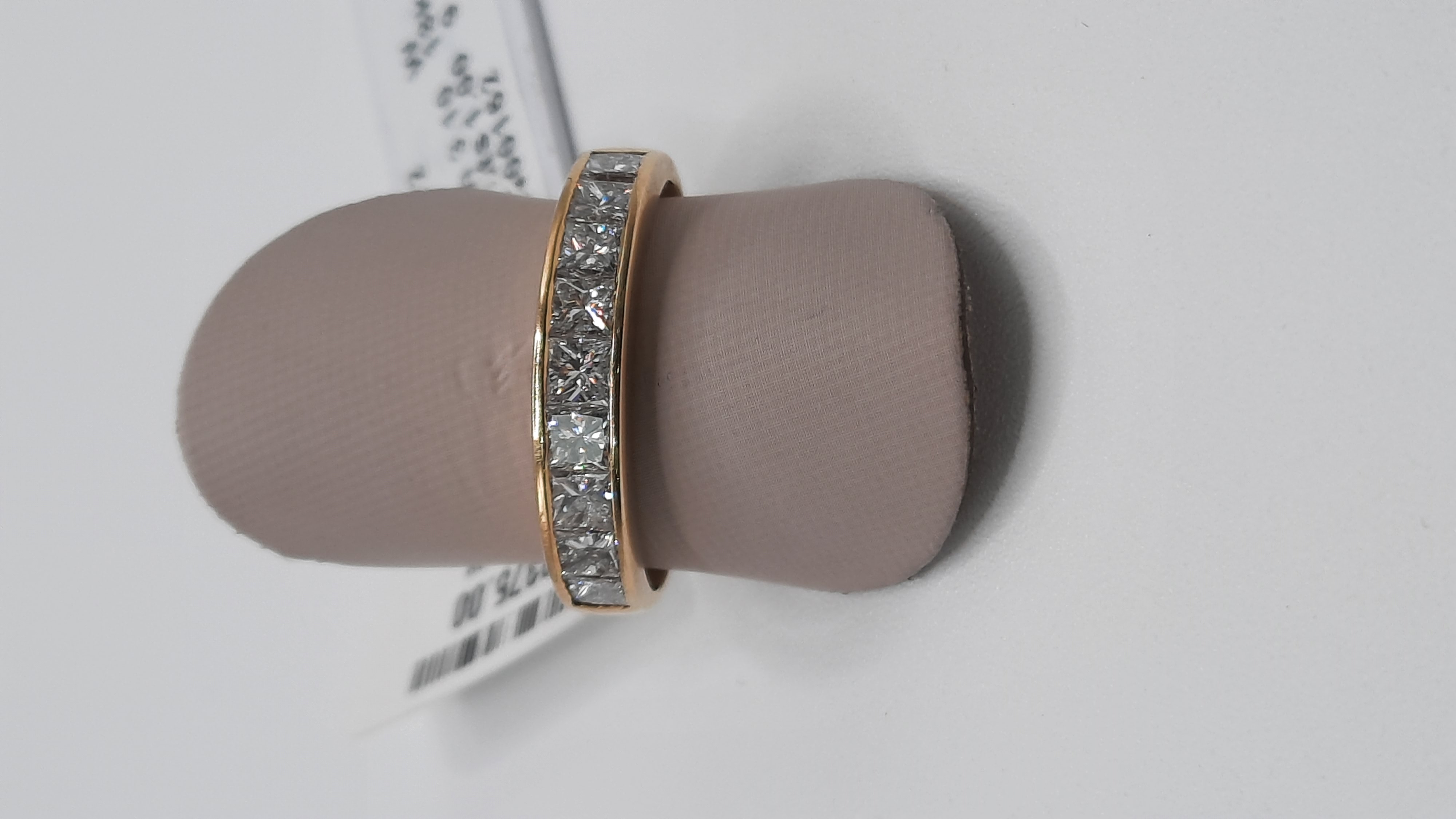 De Diamanten Verlovingsring, modelnummer 0002441, is een luxe keuze. Gevuld met een VS1 zuiverheid, G-kleurige diamant, vervaardigd uit 18 karaat goud, straalt deze ring elegantie uit. Draag het op speciale gelegenheden of dagelijks voor een vleugje verfijning. Perfect passend bij maat 56. Voeg deze schitterende ring toe aan je collectie voor tijdloze allure.