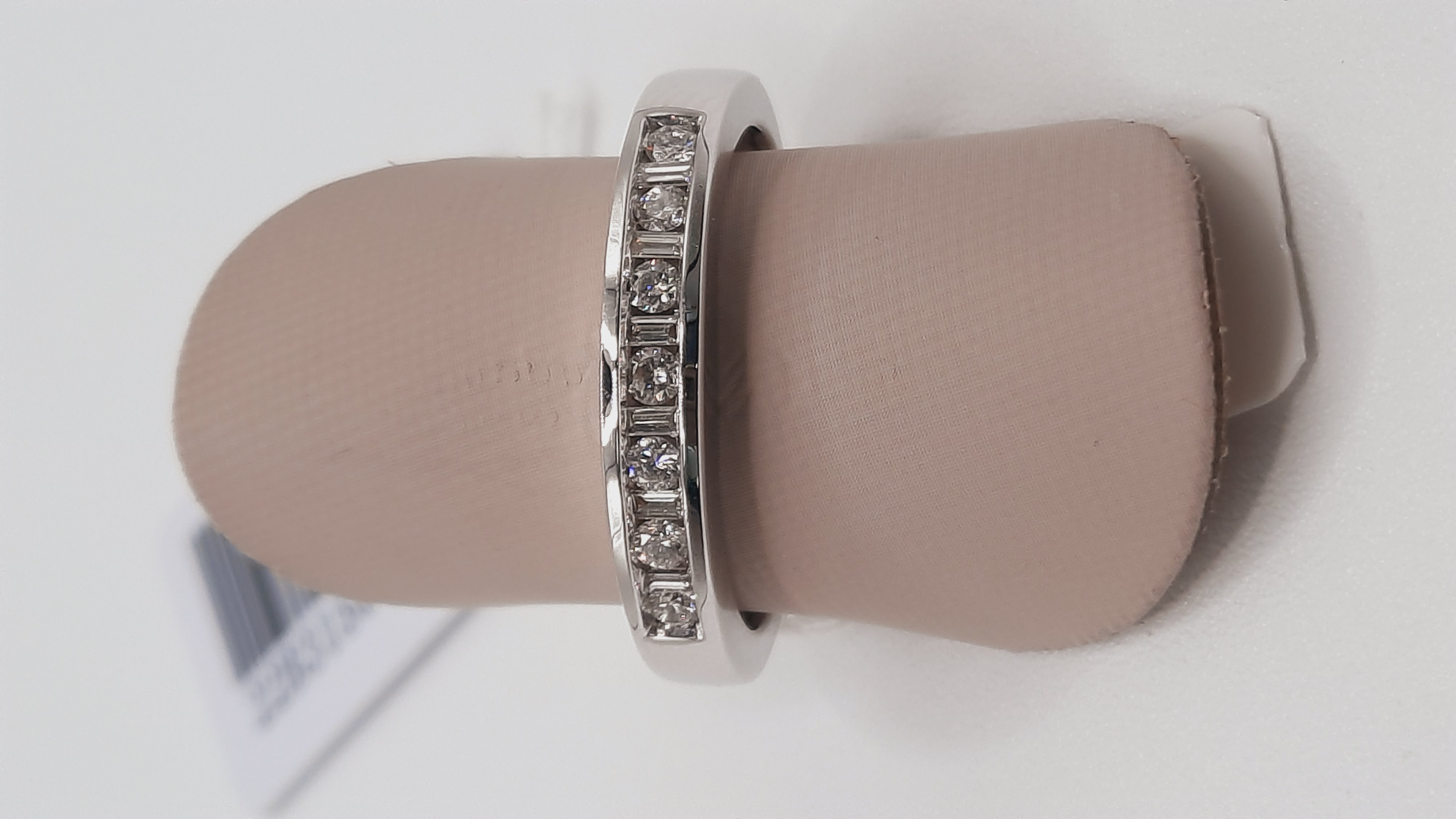 Deze prachtige ring is perfect voor een verloving. Gemaakt van 18 karaat witgoud, schittert het met een fijne witte Top Wesselton G-kleur diamant. Draag het als een verfijnd symbool van liefde en toewijding. Met maat 54 past het elegant om de vinger. Een tijdloze keuze voor een onvergetelijk moment. 