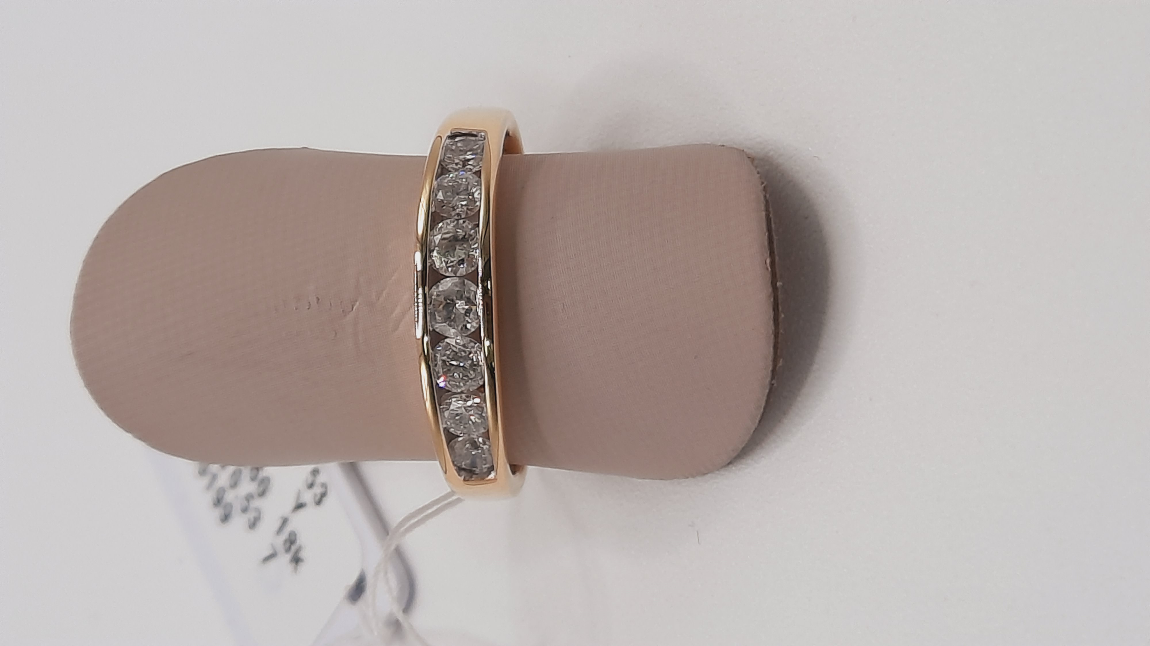 Ontdek de elegantie van deze prachtige verlovingsring, modelnummer 0002442. Gemaakt van hoogwaardig 18-karaats goud, met een schitterende briljantgeslepen diamant van 0,50 karaat, in een schitterende G-kleur en SI1 zuiverheid. Perfect voor elke verloving. Draag hem met trots en liefde; zijn gouden glans en diamantvonk zorgen voor een onvergetelijke uitstraling.