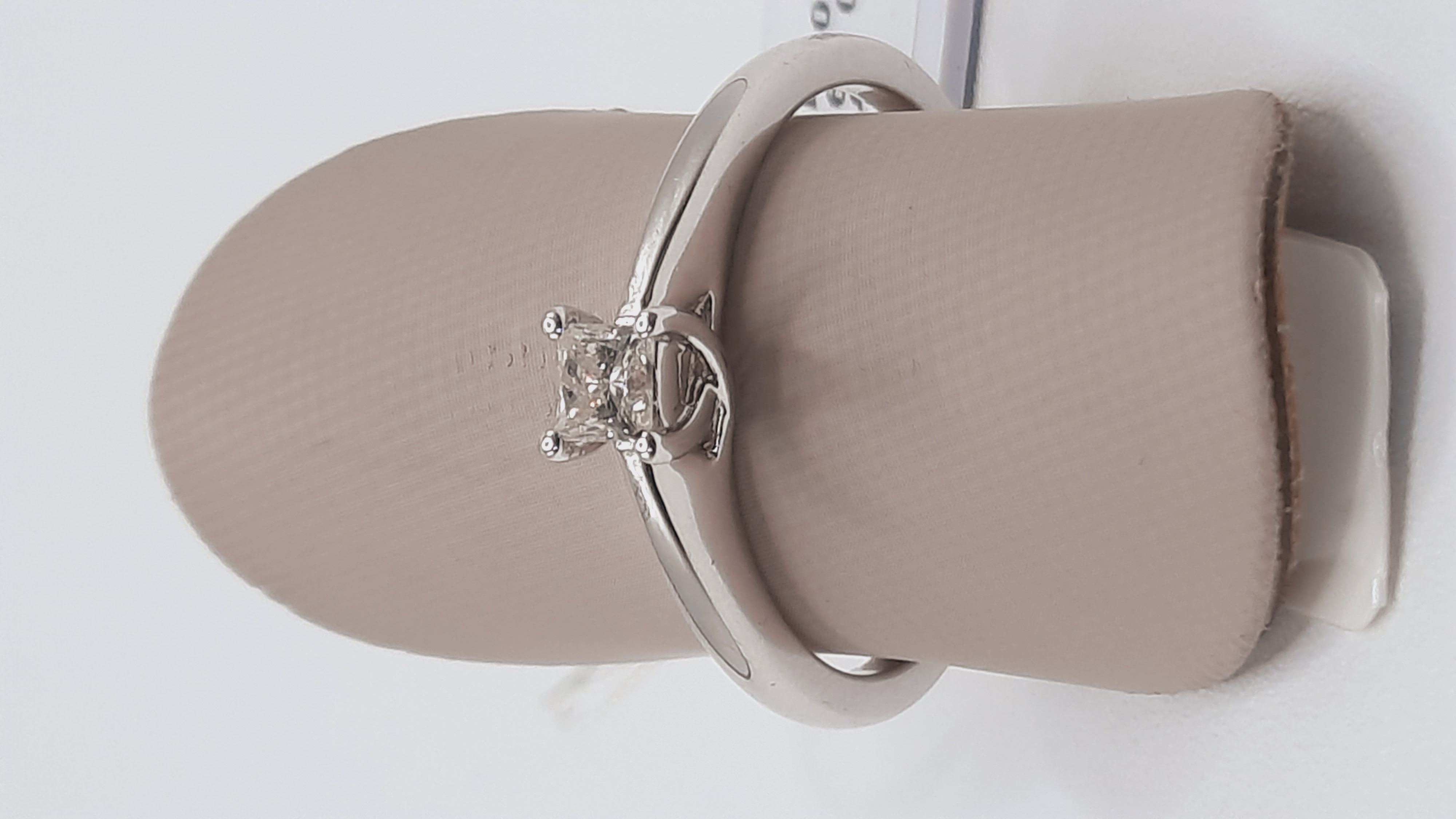 De product met modelnummer 0002443 is een schitterende ring geschikt voor verlovingen. Gemaakt van goud gevuld met 9-karaats goud en bezet met een briljante witte diamant van .10 karaat, zuiverheid SI1, kleur G. Ideaal te dragen bij speciale gelegenheden of dagelijks voor een vleugje elegantie en verfijning. Een tijdloos juweel voor elke sieradenliefhebber.