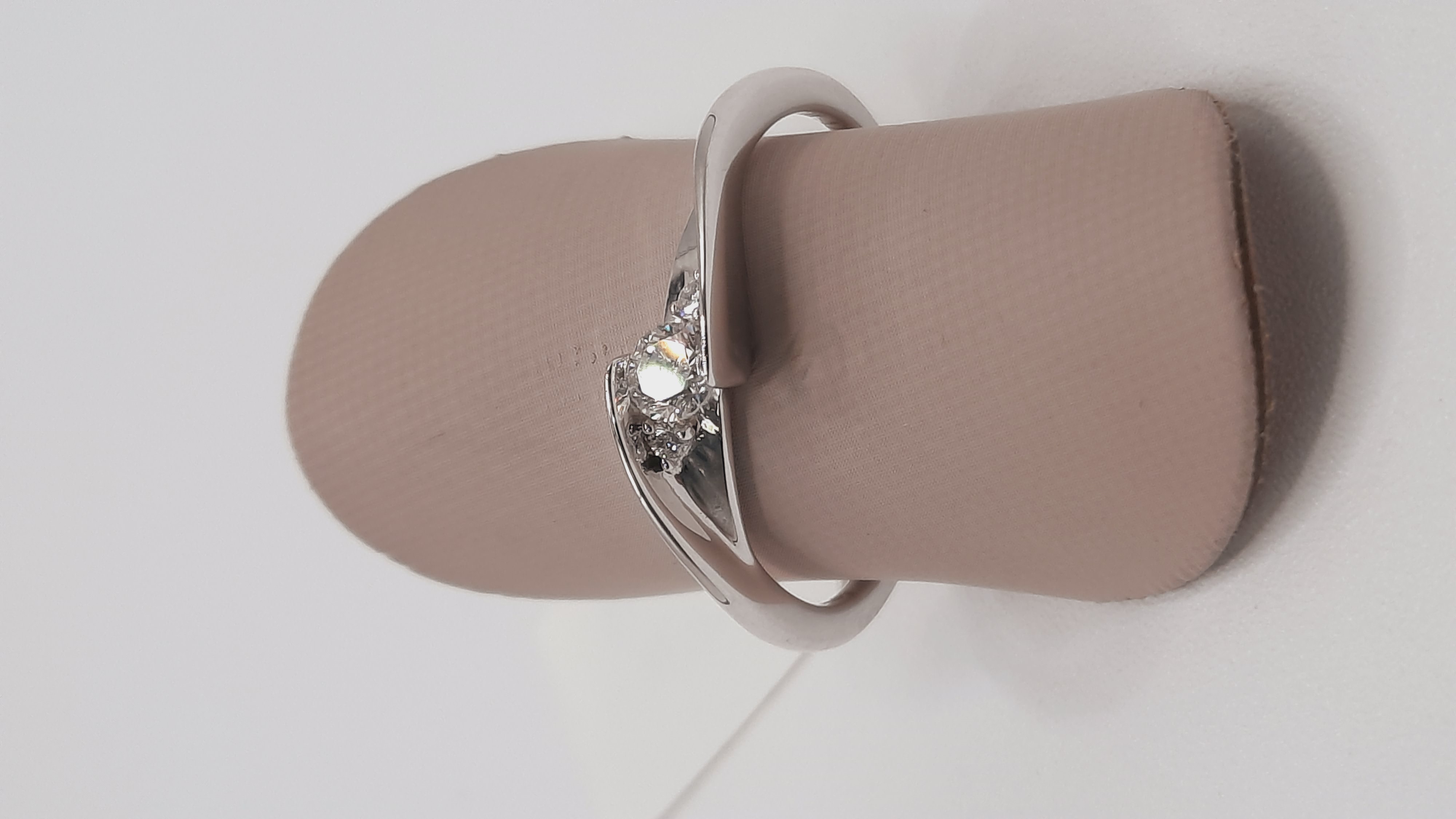 Deze prachtige verlovingsring, modelnummer 0002447, bevat 18-karaats witgoud met drie schitterende diamanten in de kleur G (Top Wesselton). Perfect voor een huwelijksaanzoek, met een ringmaat van 54. Draag deze elegante ring op speciale momenten om haar liefde en schoonheid te benadrukken. Een tijdloze klassieker die elke outfit enorm verrijkt.