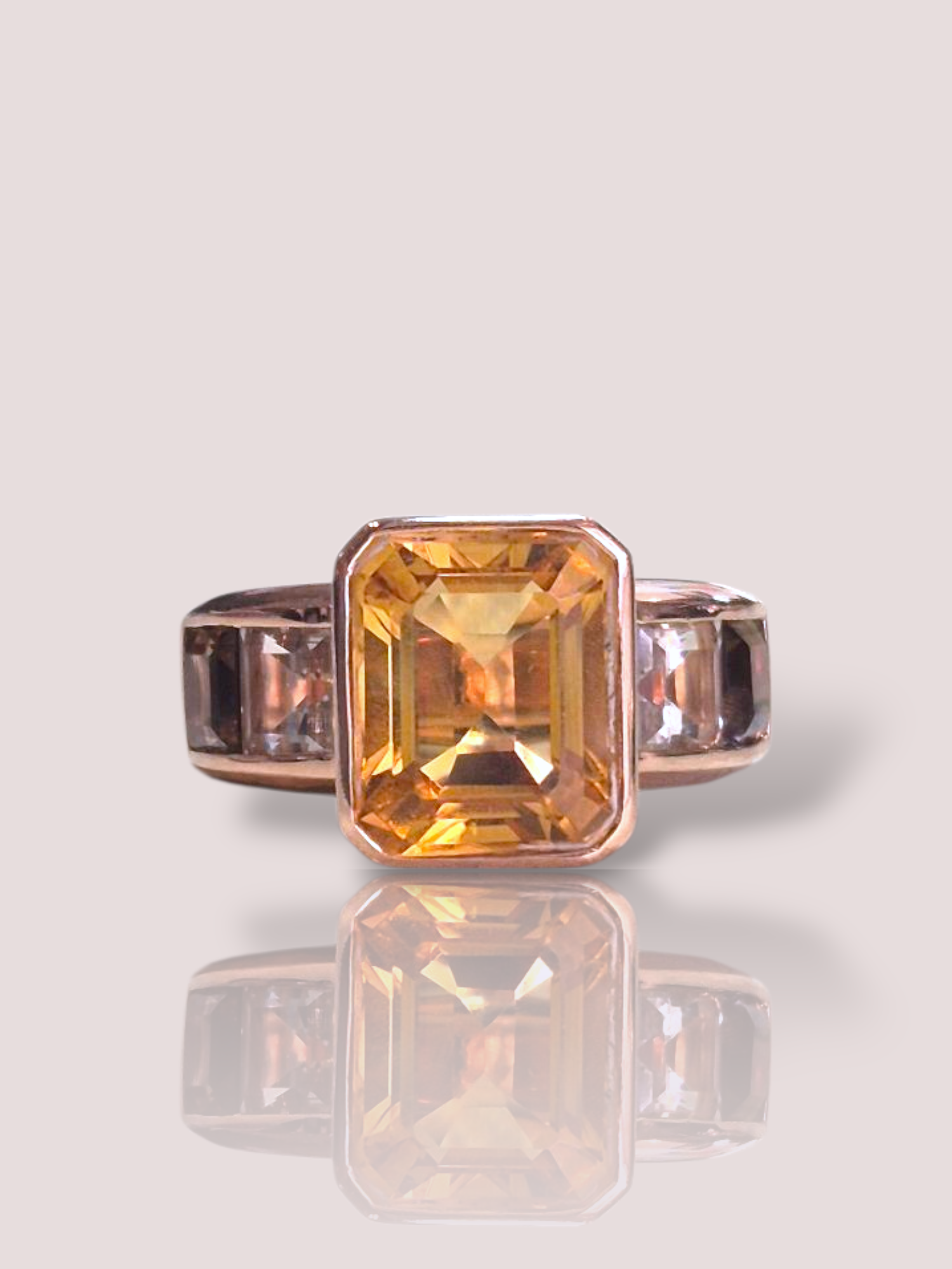 Deze vintage 18k rosé gouden Fred Moes statementring is een opvallend sieraad met een uniek ontwerp. De ring heeft als centrale steen een prachtige citrien, met daarnaast lichtblauwe topazen en smokey quartz. 

Deze unieke ring straalt luxe en elegantie uit. Draag hem solo als een opvallende blikvanger of combineer met andere sieraden voor een gelaagde look. Perfect voor speciale gelegenheden of om dagelijkse outfits te verrijken. 

De ring is voorzien van een veer in de ring, waardoor deze comfortabel om de vinger blijft zitten. 