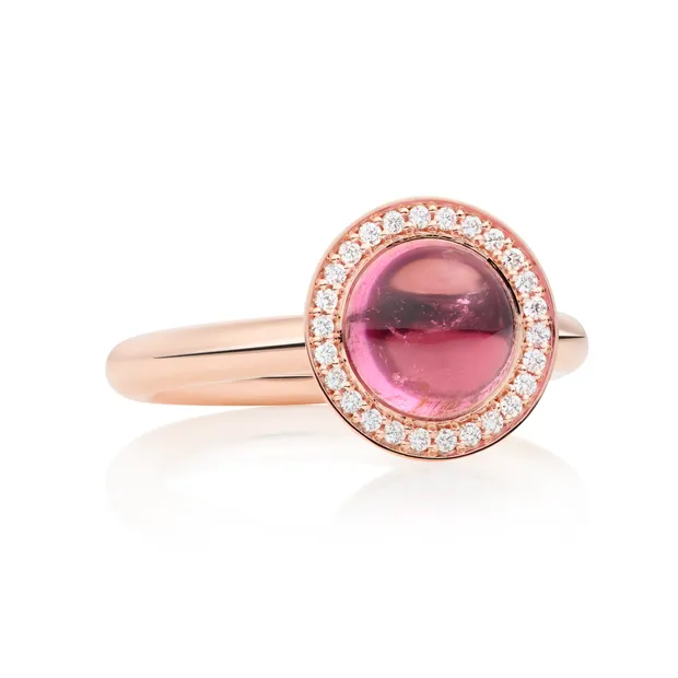 Een 18 krt rosé gouden ring Bron model Sushi met een rose toermalijn en 26 diamantjes rondom gezet. totaal 0.14 crt