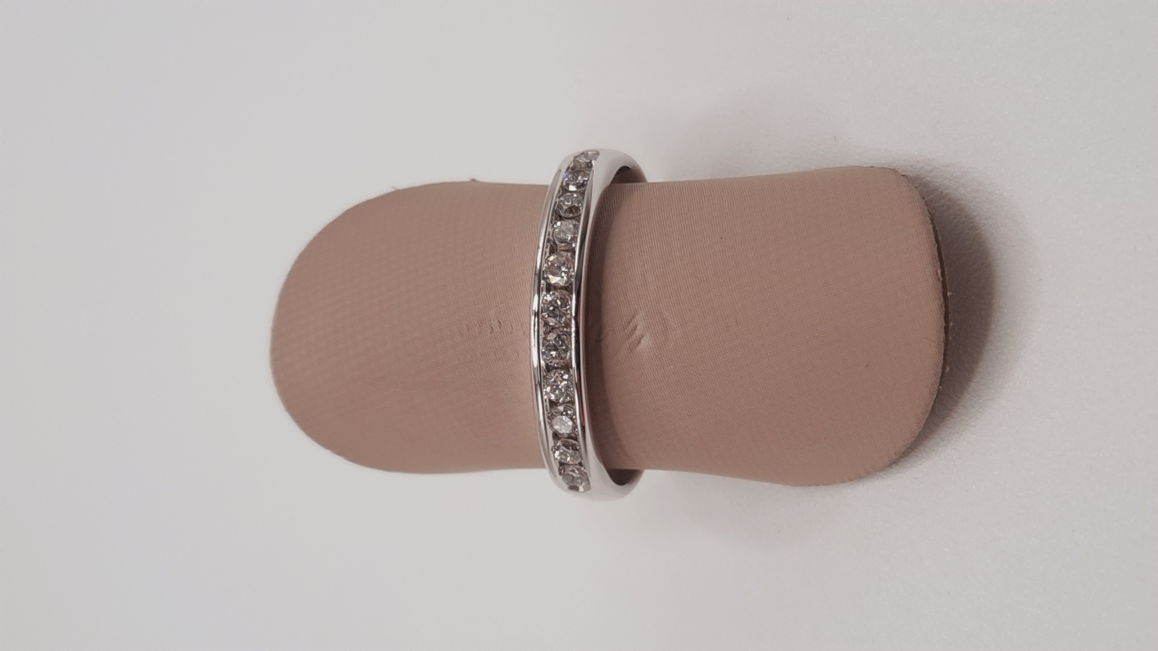 Dit verlovingsringmodel 0002444 van een niet-gespecificeerd merk is een schitterende keuze voor een verloving. Gemaakt van 950 platina, bevat het een 0.25 karaat SI1-diamant met een fijne witte G-kleur. De ringmaat is 53. Draag deze prachtige ring tijdens een aanzoek of verlovingsviering om een blijvende indruk te maken.