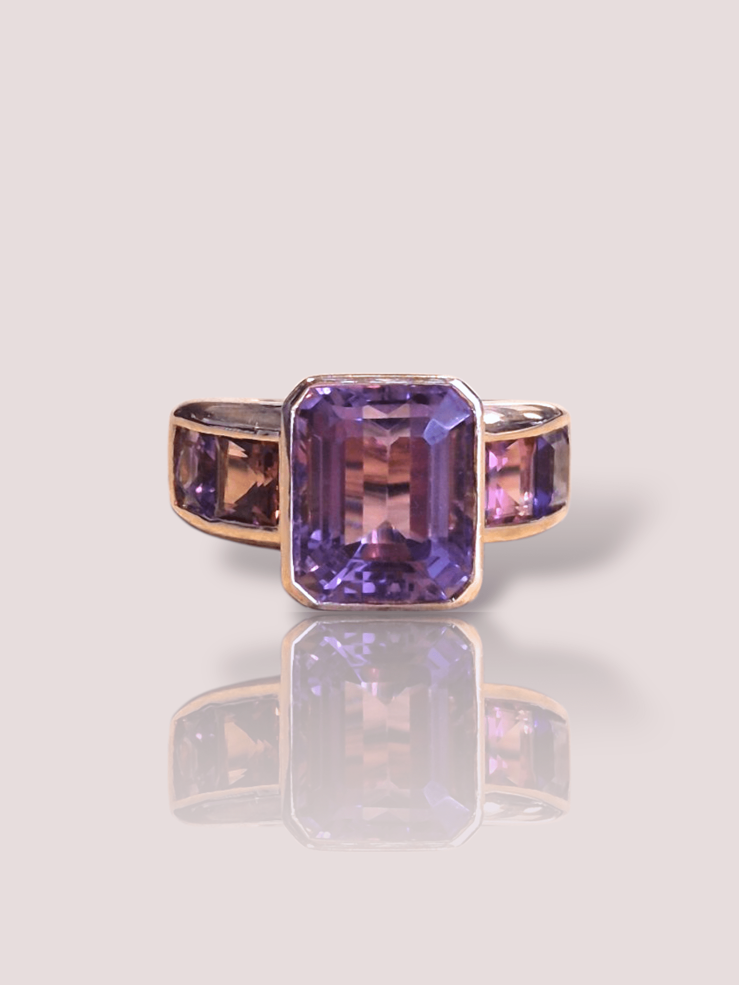 Deze vintage 18k rosé gouden Fred Moes statement ring met amethist is een opvallend sieraad dat elegantie uitstraalt. Het unieke ontwerp met een prachtige amethist met daarnaast een roze tint rhodoliet wat het perfect maakt voor speciale gelegenheden. Draag deze ring als blikvanger en combineer met subtiele sieraden om de aandacht op de ring te houden. 

De ring is aan de binnenzijde voorzien van een veer, waardoor deze makkelijk om te doen is en perfect blijft zitten.