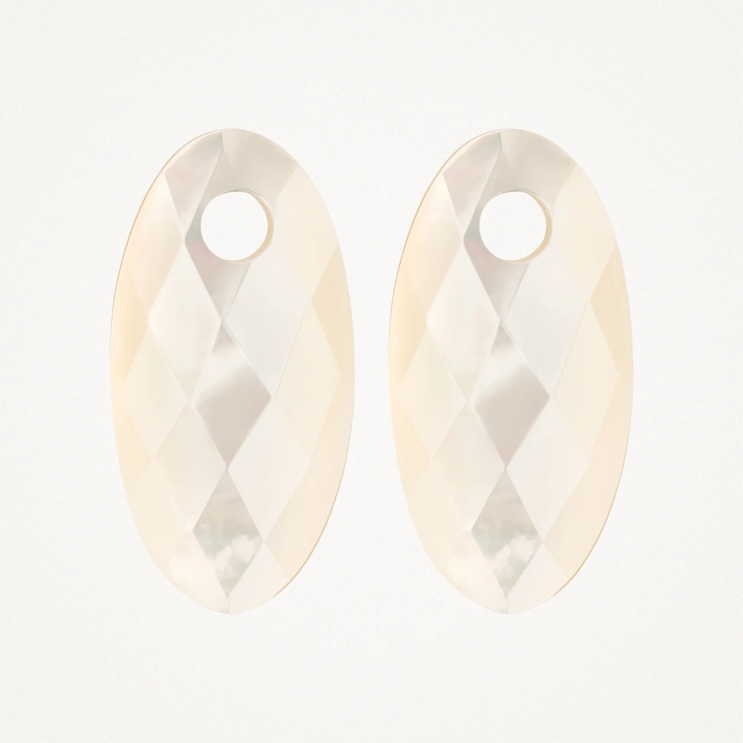 Hou je van speels en stylish? Dan zijn deze natuurstenen oorbedels iets voor jou. De ovaalvormige bedels zijn gemaakt van parelmoer met facetslijpsel. Ze zijn 12 mm hoog en passen om oorringen met maximaal 3 mm doorsnede. Prachtig samen met gouden oorbedels van Blush.