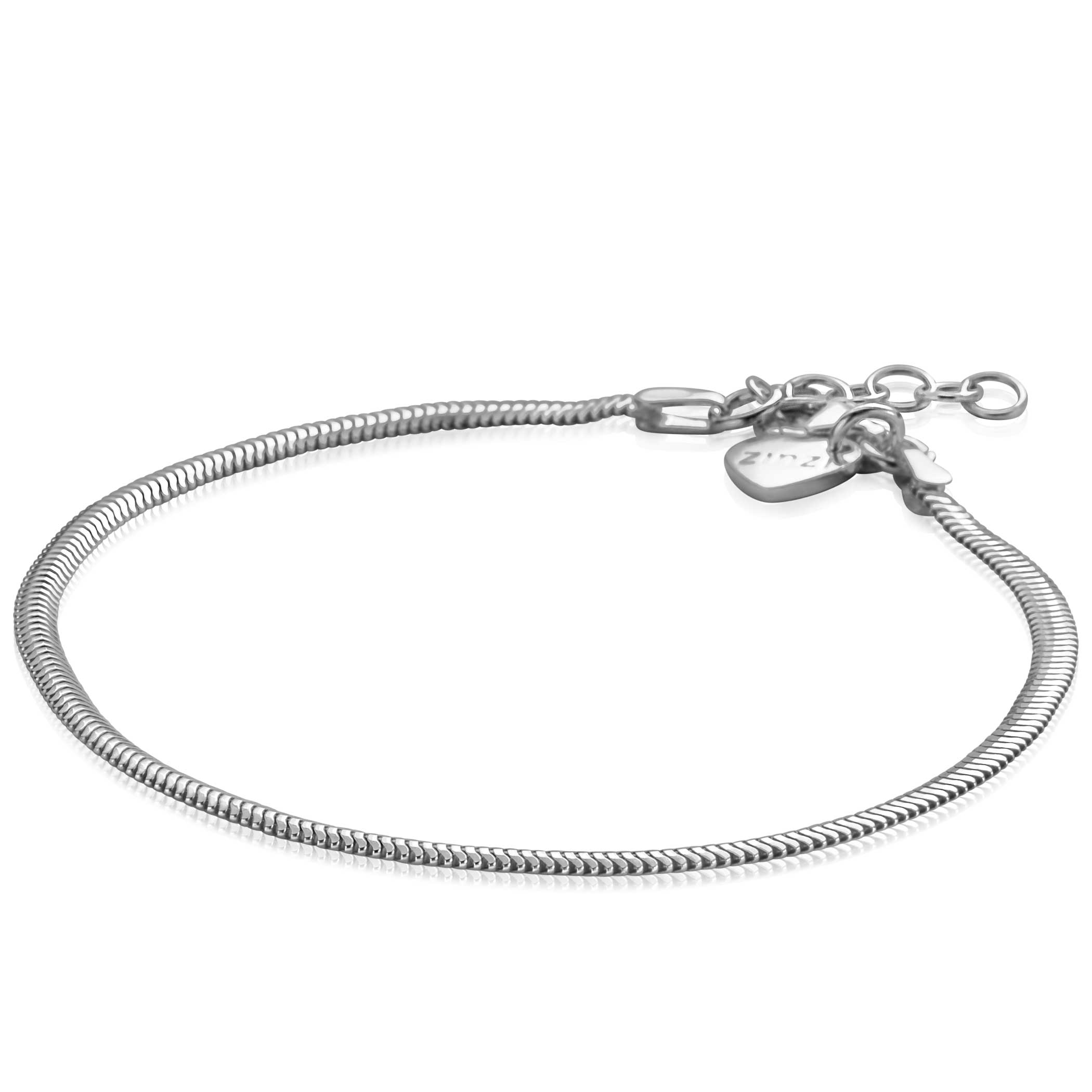 ZINZI zilveren platte slangen-armband van 2,5mm breed. Valt sierlijk om iedere pols. De lengte van de armband is te variëren tussen 18 en 20cm door het handige verlengkettinkje. Bij sluiting herkenbaar ZINZI, door het zilveren Zinzi hartje. Vervaardigd van eerste gehalte zilver (925) en voorzien van een extra rodiumlaag voor een langdurige glans.