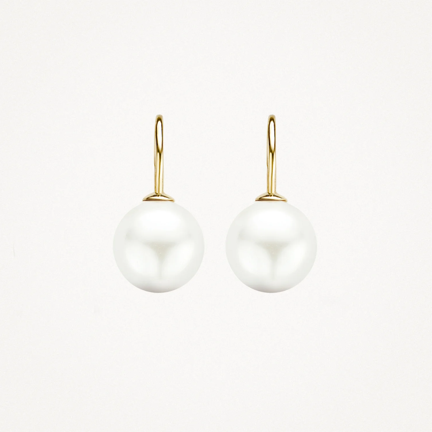 Deze tijdloze oorhangers met Swarovski-parel zijn gemaakt van geelgoud. Ze hebben een lengte van 1,75 cm en een doorsnede van 10 mm. De oorhangers gaan prachtig samen met andere (parel)sieraden uit onze collectie.