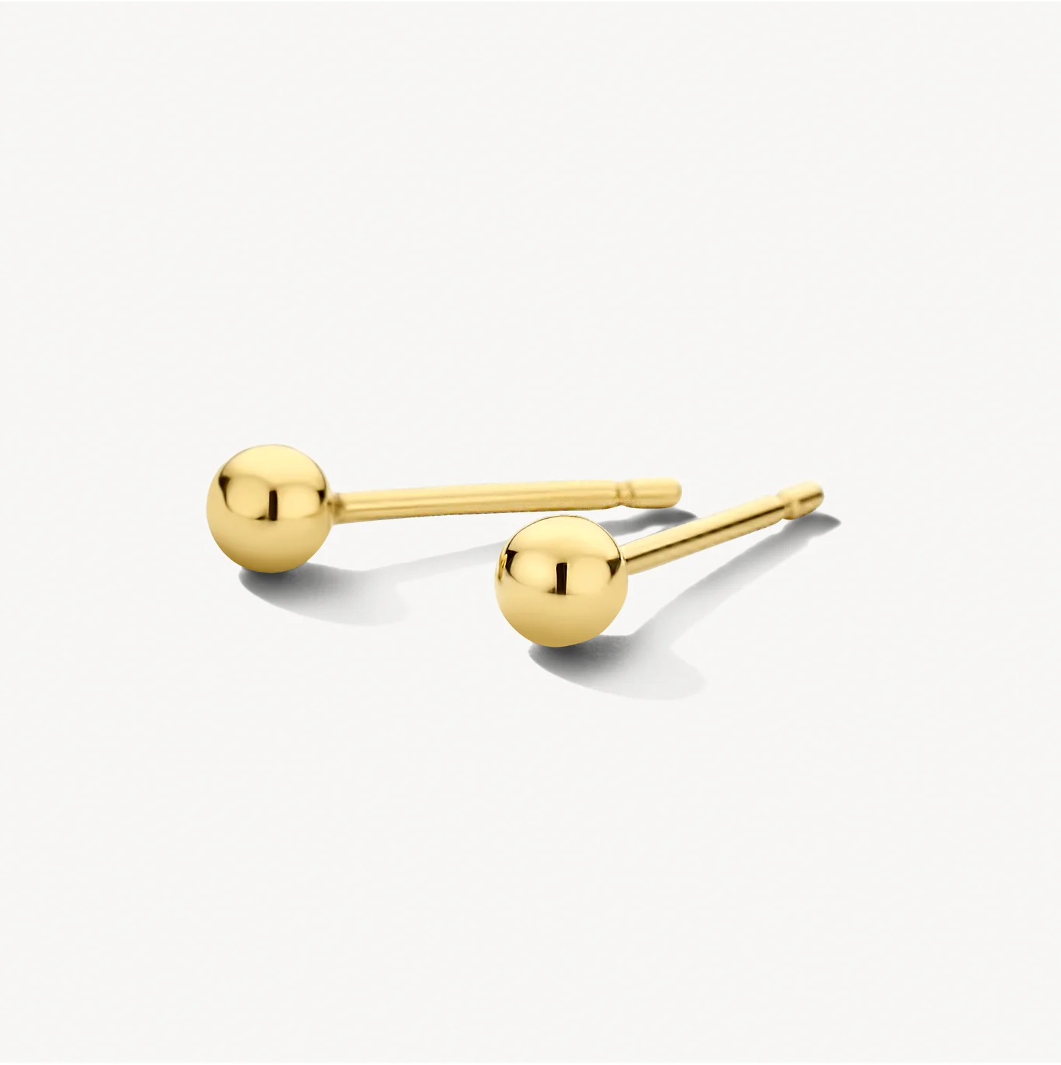 Deze tijdloze ronde oorstekers hebben een doorsnede van 3 mm en zijn gemaakt van 14k geelgoud. Het klassieke, simpele ontwerp doet het goed op zichzelf maar ook in combinatie met andere (oor)sieraden uit onze collectie.