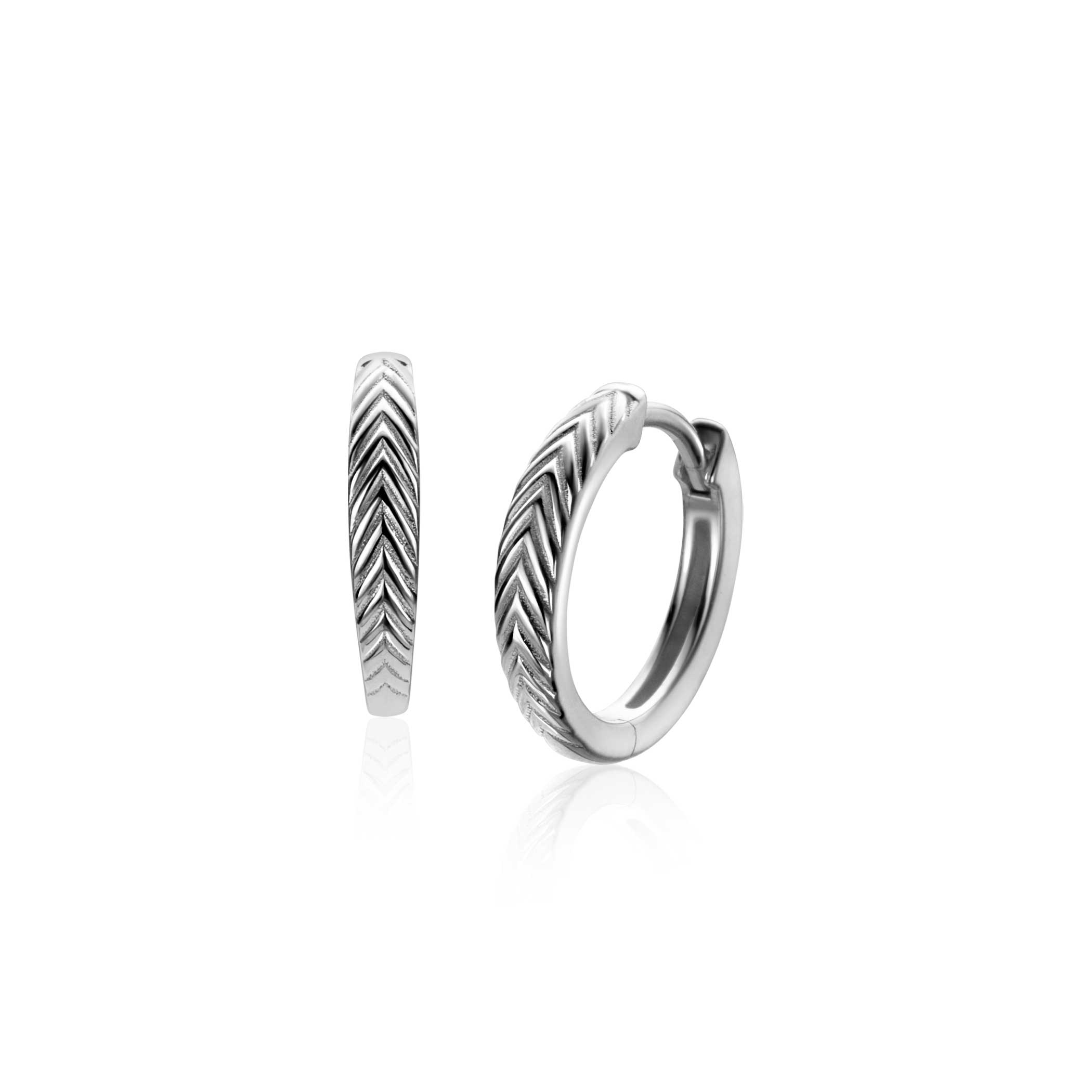 ZINZI zilveren oorringen (15mm) met veertjesmotief. Deze oorringen lopen taps toe en zijn 3mm breed. Met luxe en gemakkelijke klapsluiting. Maak je look compleet met de bijpassende ring en oorbedels! Vervaardigd van eerste gehalte zilver (925) en voorzien van een extra rodiumlaag voor een langdurige glans.