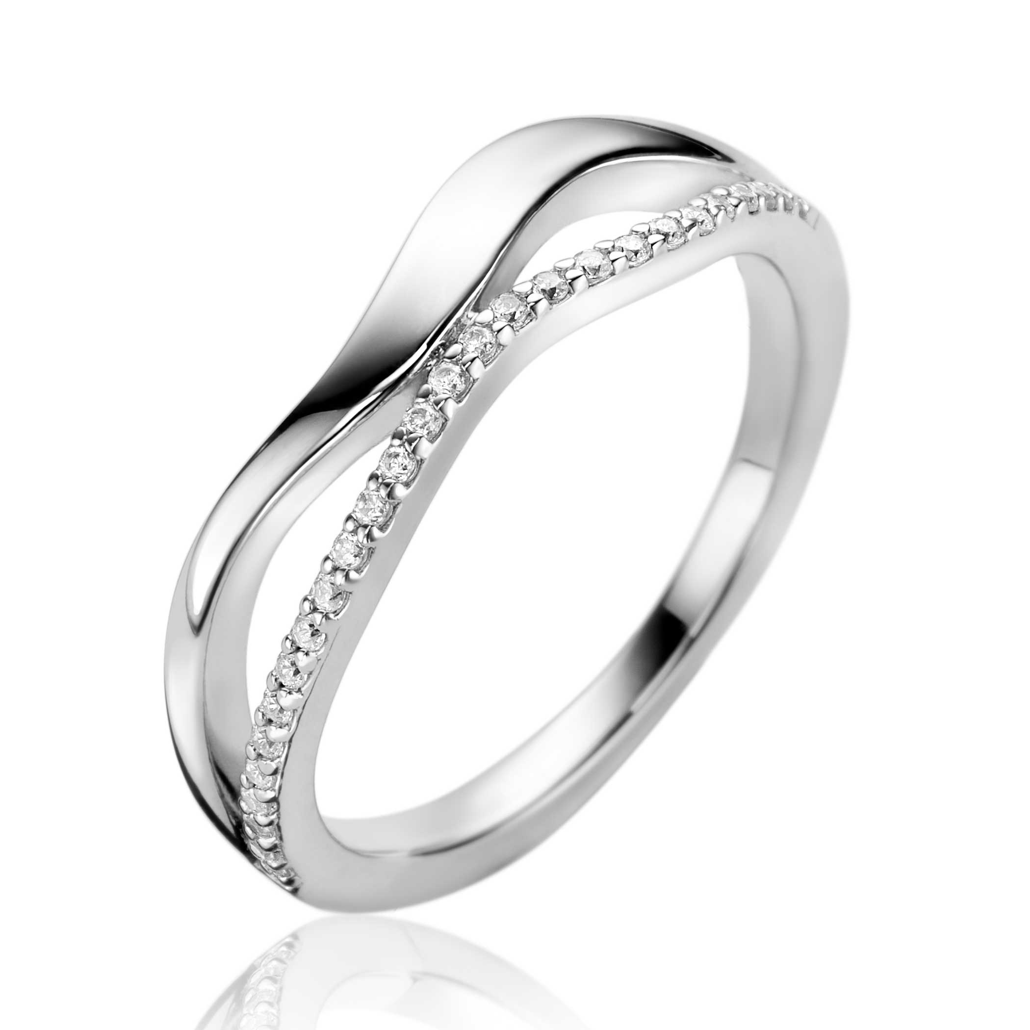 ZINZI zilveren multilook ring (6mm breed) organisch gevormd met twee golvende banen, waarvan één bezet met witte zirconia's. Maak je look compleet met de bijpassende oorringen! Vervaardigd van eerste gehalte zilver (925) en voorzien van een extra rodiumlaag voor een langdurige glans.
