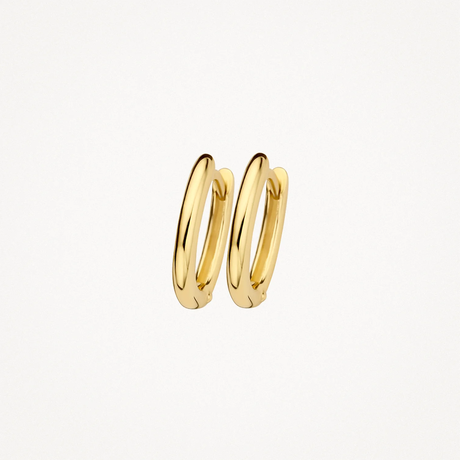 Deze geel gouden ovalen oorringen hebben zowel een elegante als moderne uitstraling. De oorbellen zijn te combineren met oorbedels voor een nog persoonlijkere stijl. De oorbellen hebben een dikte van 2 mm en een hoogte van 16 mm. 