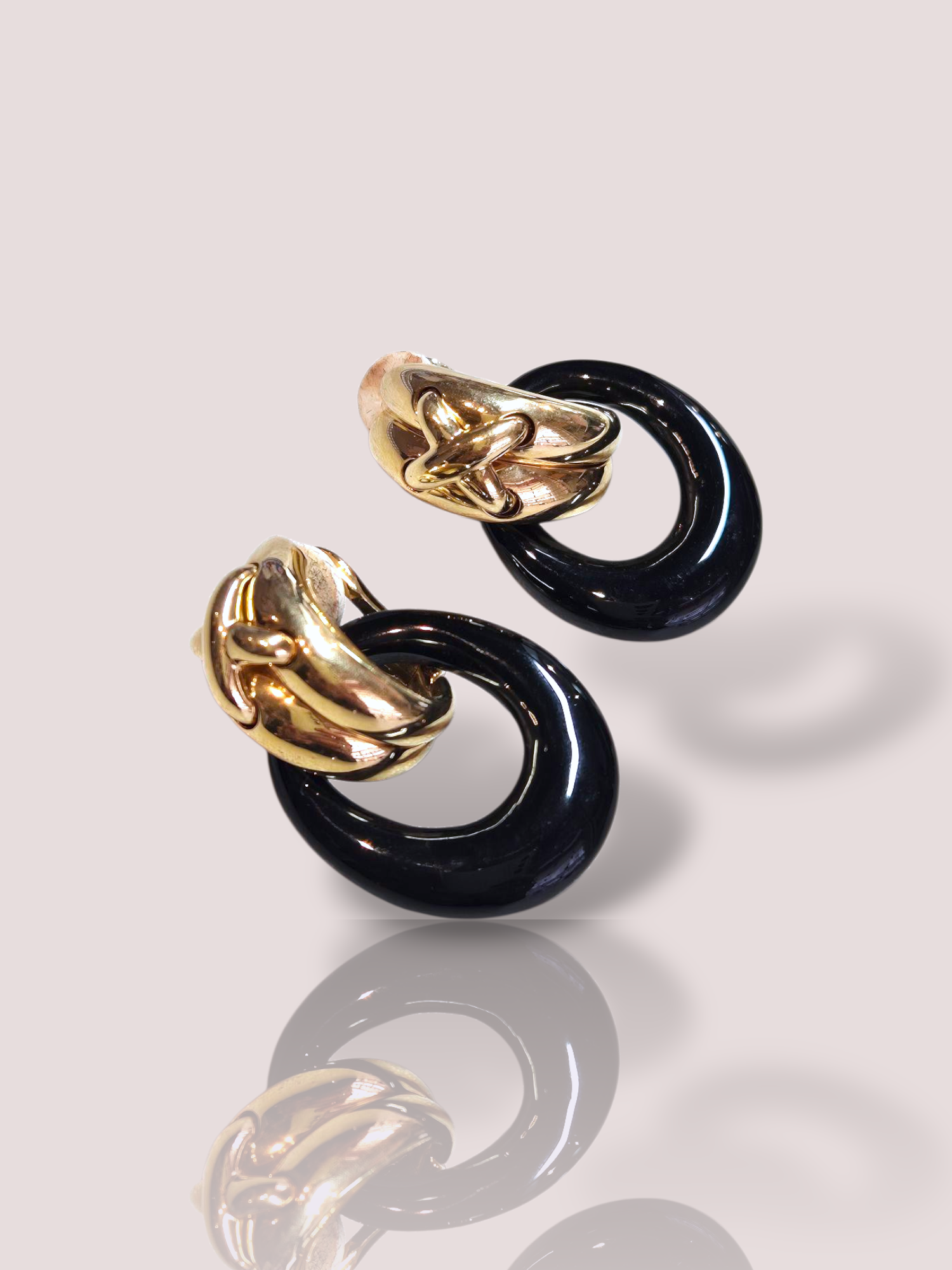 These vintage Chaumet earrings are made of 18k yellow gold and decorated with a detachable elegant onyx. The best way to wear these beautiful earrings is for formal or evening occasions, where they can show off their timeless charm.

The yellow gold earrings have clips with smoothly cut onyx hanging from them. The earrings have a length of 4.7 cm.