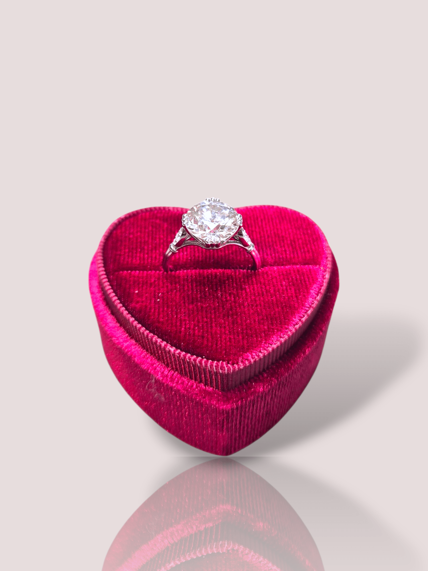 Een indrukwekkende vintage 18k witgouden droom solitair ring van 4ct, met daarnaast nog subtiele kleinere briljanten van tezamen 0,14ct. Perfect voor speciale gelegenheden of als dagelijkse statement piece. Draag hem solo om de schittering te benadrukken of combineer met andere fijne ringen voor een gelaagde look. 

De centrale steen is Bolsjewiek geslepen, echt een prachtig stuk dus!