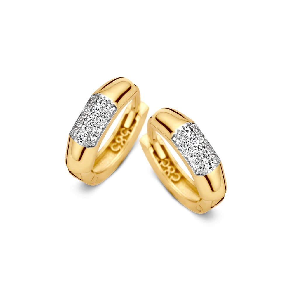 Gouden oorringen met hoekig design en fijne zirkonia's in pavézetting.
