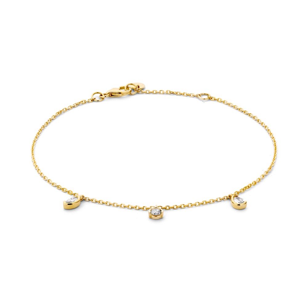 Verfijnde en speelse armand met drie diamanten in open bezel zetting, de diamanten hebben ieder een eigen slijpvorm: briljant, markies en peer.
