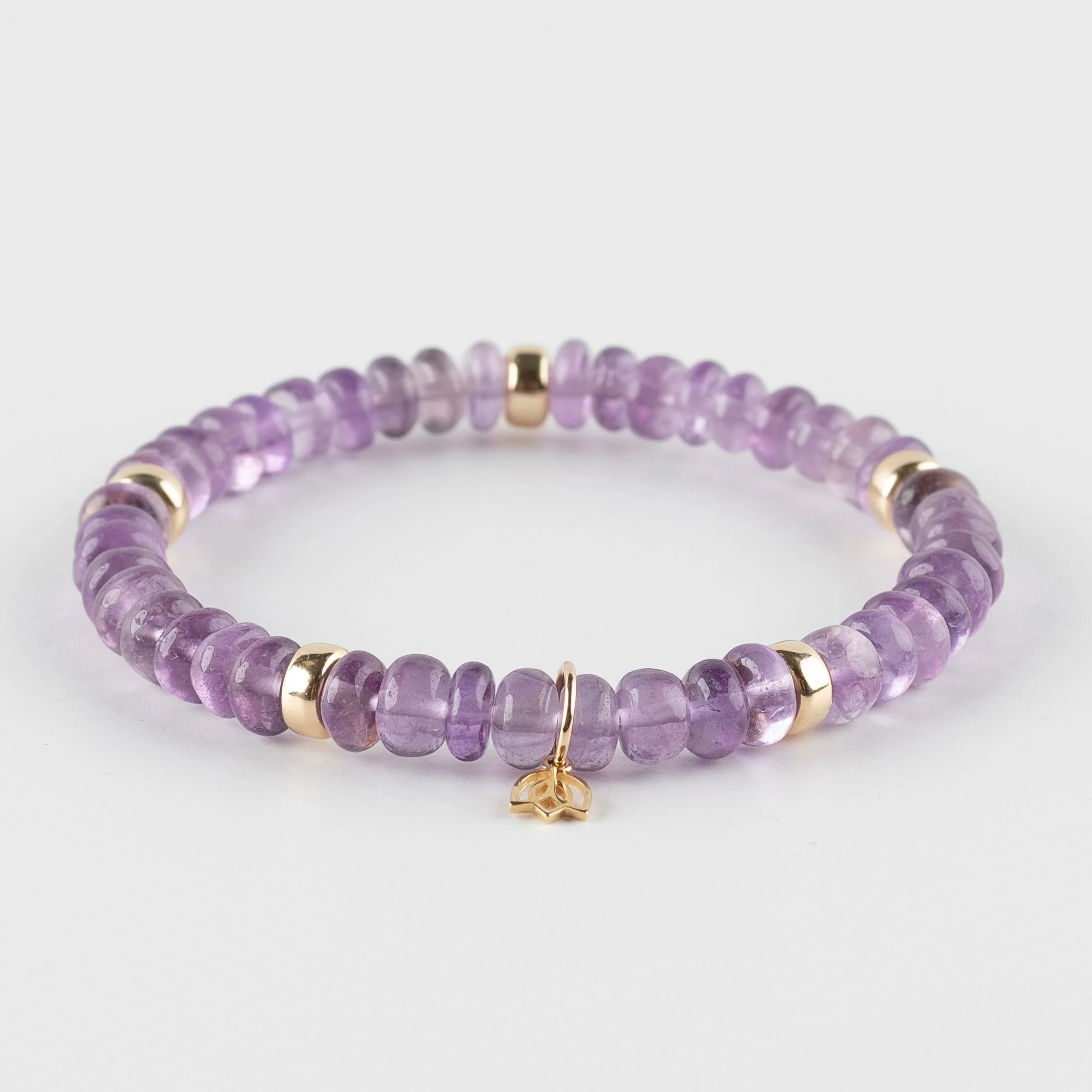 Y&G Amethyst

Edelstenen armband (6x4mm kralen) | Vijf 14kt gouden beads (6mm) & tulp logo

Onze armbanden hebben een luxe uitstraling, zijn perfect om solo te dragen, maar je kunt ze uiteraard ook combineren.
