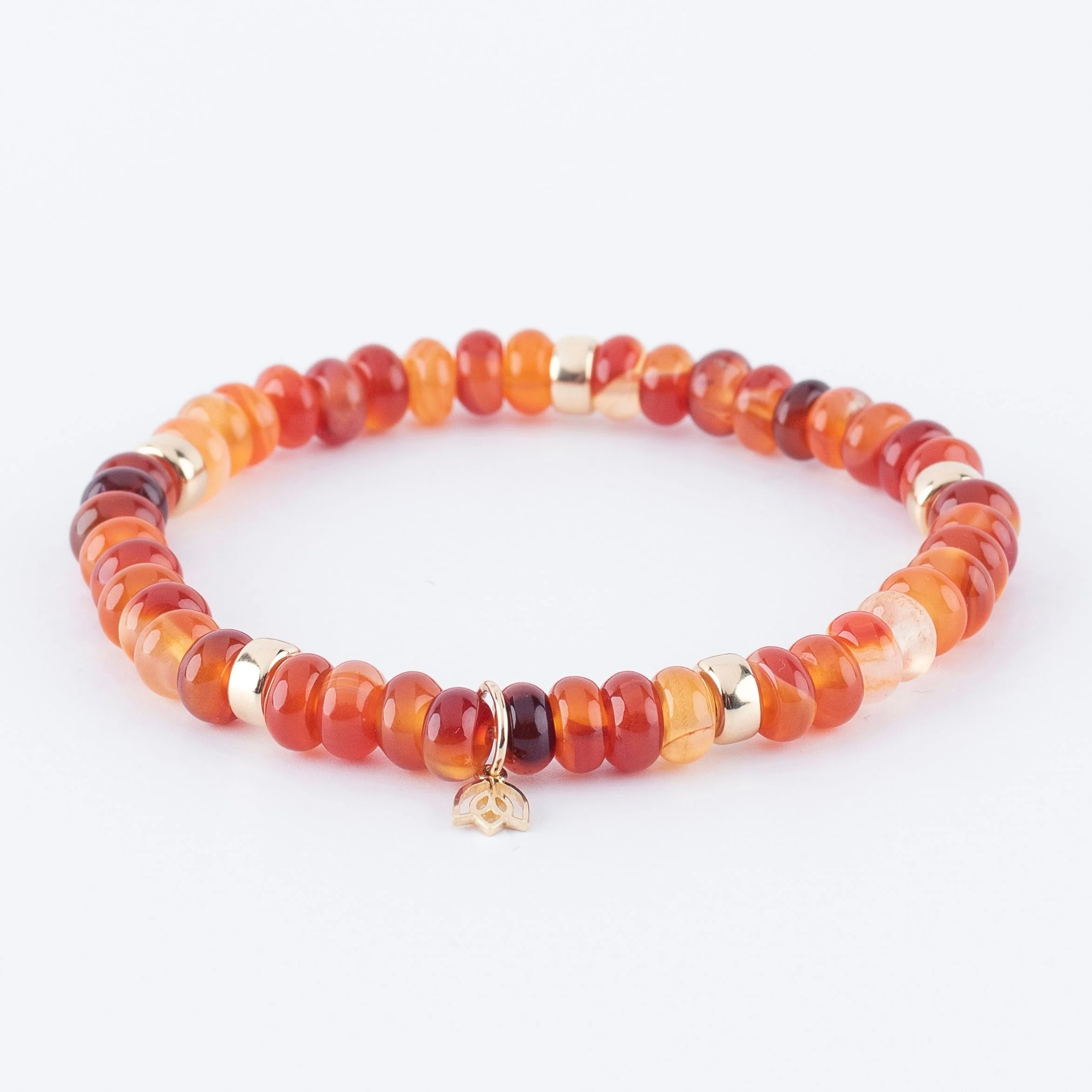 Y&G Carneool

Edelstenen armband (6x4mm kralen) | Vijf 14kt gouden beads (6mm) & tulp logo

Onze armbanden hebben een luxe uitstraling, zijn perfect om solo te dragen, maar je kunt ze uiteraard ook combineren.