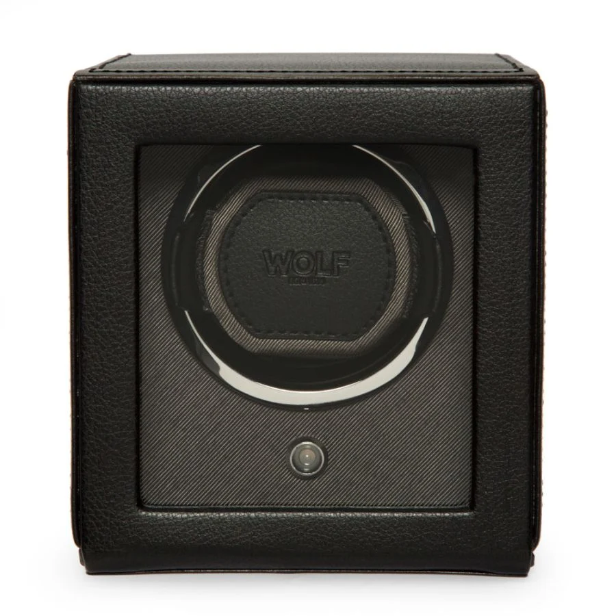 Jong, slim en ongecompliceerd, onze welpen zorgen met gemak voor uw horloge. Zes zijden zijn perfect geproportioneerd om uw horloge veilig en nauwkeurig te omsluiten.
