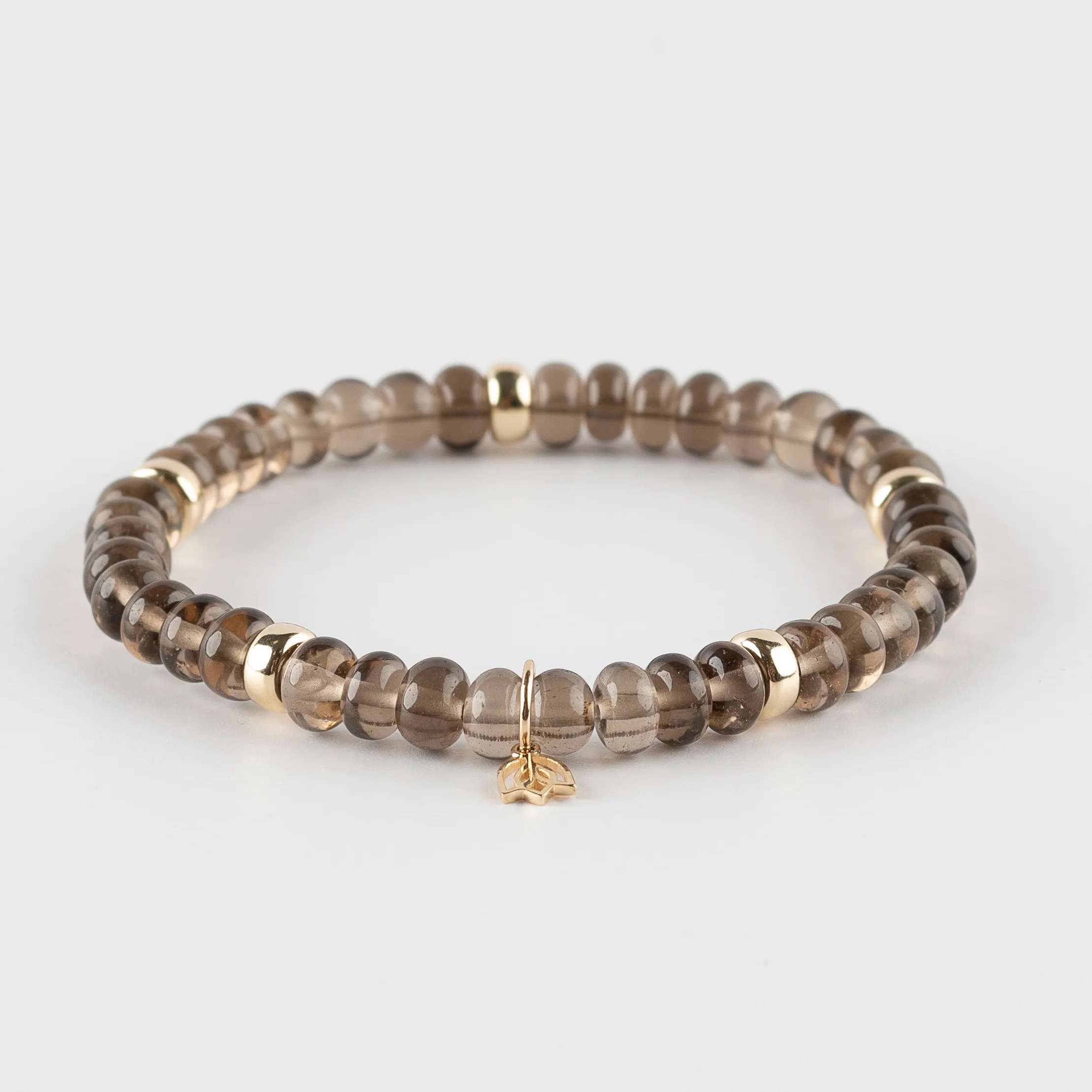 Y&G Theekwarts

Edelstenen armband (6x4mm kralen) | Vijf 14kt gouden beads (6mm) & tulp logo

Onze armbanden hebben een luxe uitstraling, zijn perfect om solo te dragen, maar je kunt ze uiteraard ook combineren.
