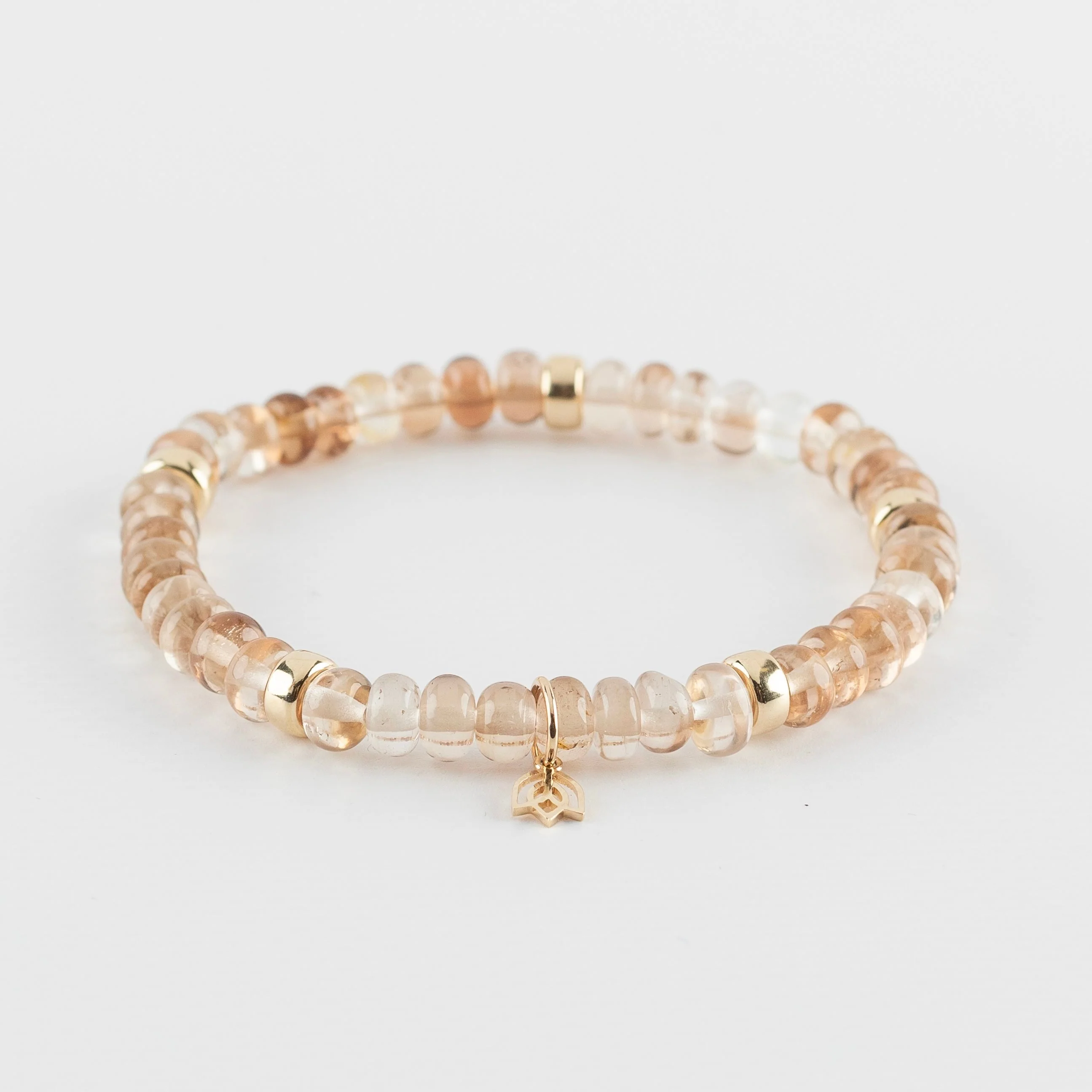 Y&G Imperial topaas

Edelstenen armband (6x4mm kralen) | Vijf 14kt gouden beads (6mm) & tulp logo

Onze armbanden hebben een luxe uitstraling, zijn perfect om solo te dragen, maar je kunt ze uiteraard ook combineren.