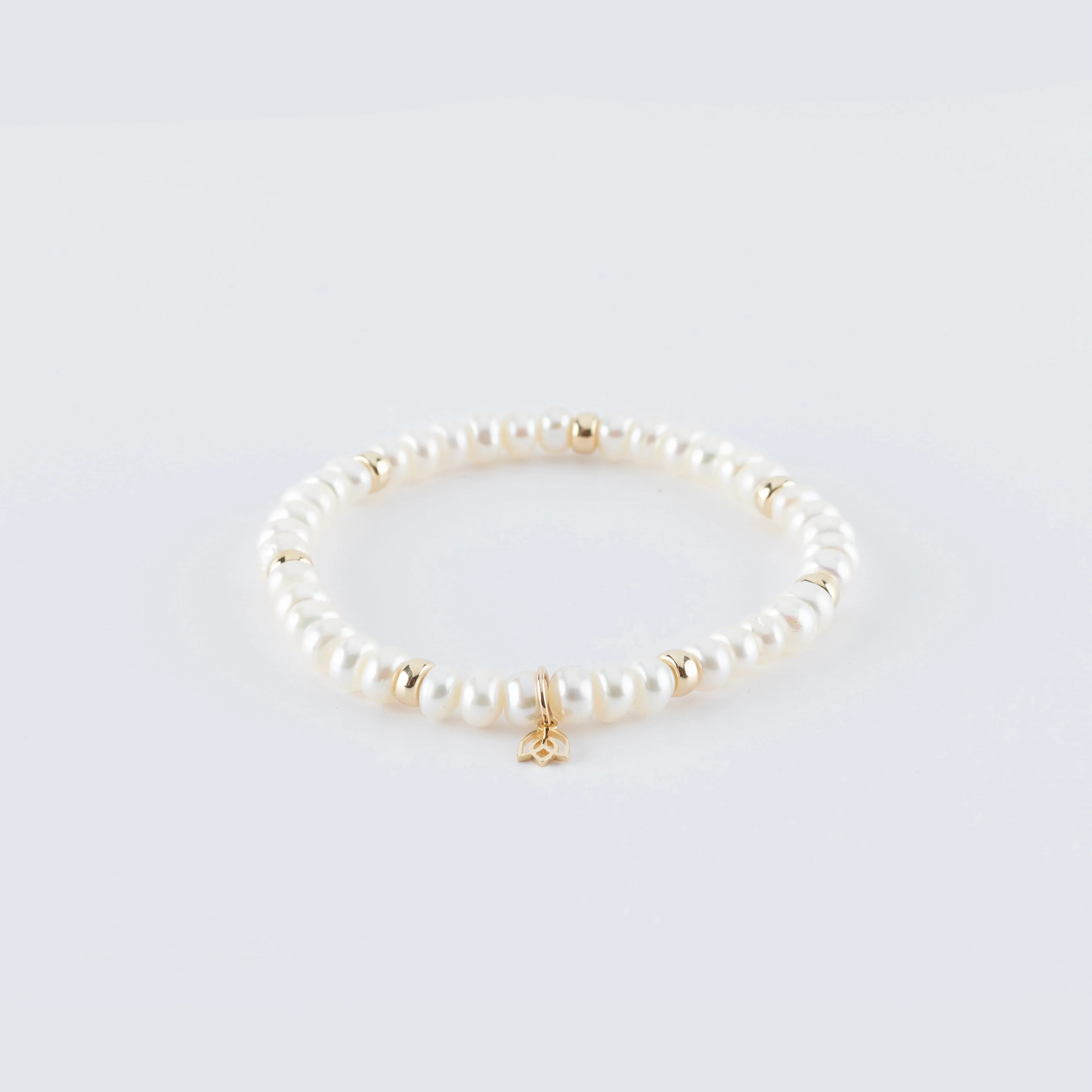 Y&G Zoetwater Parels

Edelstenen armband (5/6mm parels) | zeven 14kt gouden beads & tulp logo

Onze armbanden hebben een luxe uitstraling, zijn perfect om solo te dragen, maar je kunt ze uiteraard ook combineren.