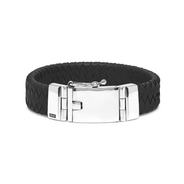 De ZILVEREN MET LEREN ARMBAND SILK 641BLK is een elegante armband die zilver combineert met zwart leer, wat een tijdloze en stijlvolle uitstraling geeft. Geschikt voor elke gelegenheid en eenvoudig te combineren met dagelijkse outfits of formele kleding. Draag hem solo of samen met andere accessoires voor een gelaagde look. Een must-have voor iedere sieradenliefhebber.
