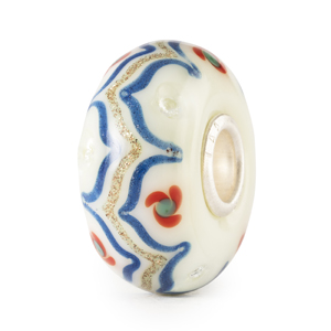 De ZILVEREN TROLLBEADS BEDEL TGLBE-00250 'Ivoorbloesem, gloed' Special Edition bevat een prachtig ivoren bloesemdesign met een subtiele zirkonia er in verwerkt. Deze special editie bead is ideaal om te dragen op armbanden en collier voor een elegante uitstraling. Combineer met andere Trollbeads voor een unieke, persoonlijke stijl. Een must-have voor iedere sieradenliefhebber!