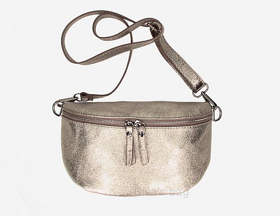 Leren Heuptas Dames – Echt Leer, Verstelbare Riem, Lichtgewicht
Deze leren heuptas voor dames is de perfecte mix van stijl en functionaliteit. Gemaakt van 100% echt leer en voorzien van een verstelbare en afneembare riem, zodat je hem kunt dragen als heuptasje, crossbody tas of schoudertas. Combineer de tas met een brede schouderriem voor een trendy look die past bij elke outfit.

Met een licht gewicht van slechts 300 gram is dit de ideale tas voor dagelijks gebruik, festivals of citytrips. Binnenin vind je een praktisch ritsvak en een duurzame polyester voering. De tas sluit stevig af met een klep en twee leren trekkers.

✅ Belangrijkste kenmerken:
Gemaakt van echt leer

Verstelbare & afneembare riem – draag ‘m als heuptas of crossbody tas

Lichtgewicht – slechts 300 gram

Veilig afsluitbaar met klep en dubbele trekker

Gevoerd met polyester en voorzien van een binnenvak met rits

Perfect als festival tas, city bag of dagelijkse tas

Afmetingen:
Hoogte: 15 cm
Breedte: 25 cm
Diepte: 7 cm