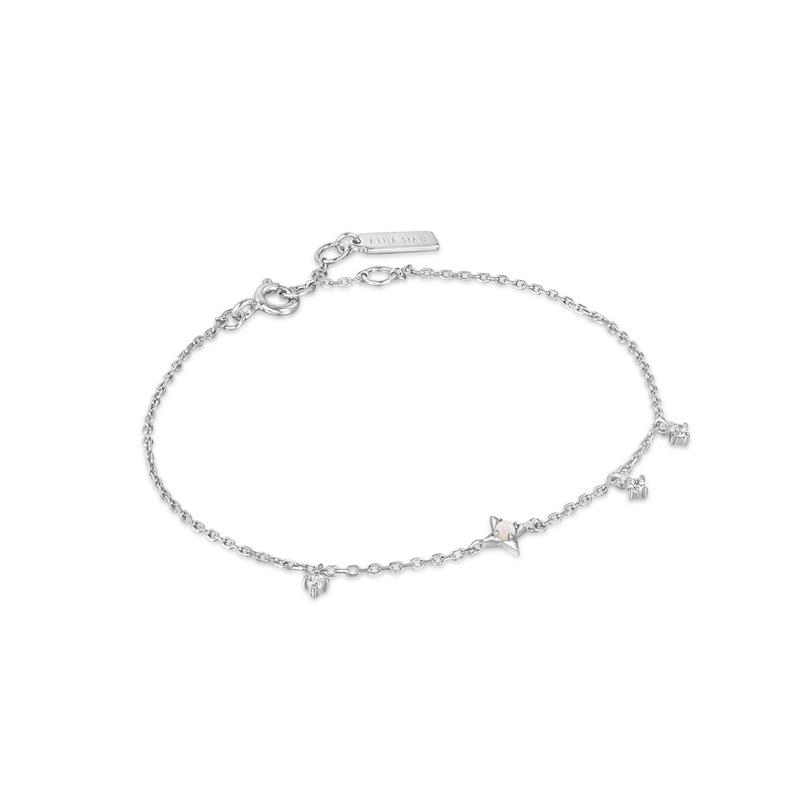 Voeg dit seizoen glans toe aan je polsen met deze opvallende maar subtiele Star Kyoto Opal Bracelet! De schakelarmband wordt gecombineerd met een prachtige Kyoto opaal in combinatie met druppelvormige zirkonia’s voor extra schittering. Draag deze armband bij een simpele look of met een aantal kettingen. Jij bepaalt hoeveel shine & sparkle je toevoegt aan je outfit.

