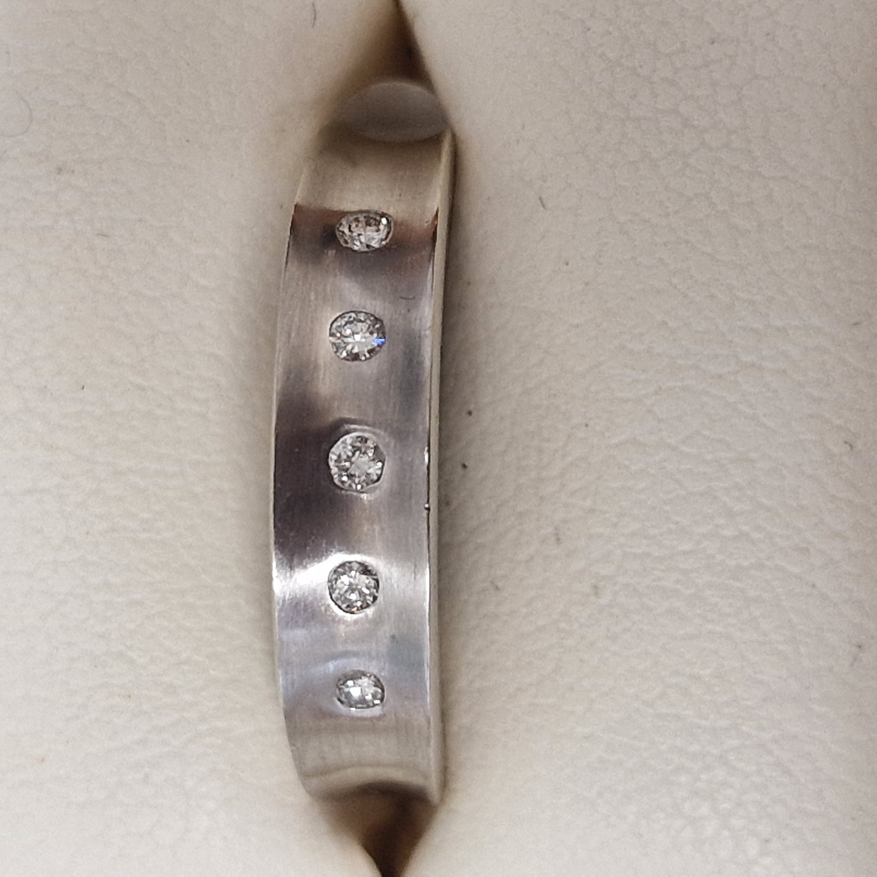 217982 14k  gematteerde witgouden ring met 5 diamanten 