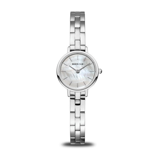  Voor de horloges uit de Classic collectie worden alleen hoogwaardige materialen gebruikt, zoals bijzonder hard, kristalhelder en krasbestendig saffierglas. Dit betekent dat de tijd geen sporen achterlaat op dit horlogeglas. Het gebruikte huidvriendelijke roestvrij staal staat garant voor een glamoureuze look. De koele uitstraling van het staal en de puristische, strakke lijnen van het BERING horlogeontwerp vullen elkaar ideaal aan. De kast - gepolijst of geborsteld - is gemaakt van puur, hoogwaardig roestvrij staal (316L), dat ook in de medische technologie wordt gebruikt.  Puristisch roestvrij staal wordt in de CLASSIC horlogecollectie gecombineerd met delicate, soepele Milanaise banden of edele banden van natuurlijk gelooid kalfsleer. Klassieke elegantie ontmoet een onmiskenbaar comfortabele draagervaring voor de klassiek nobele BERING look. 