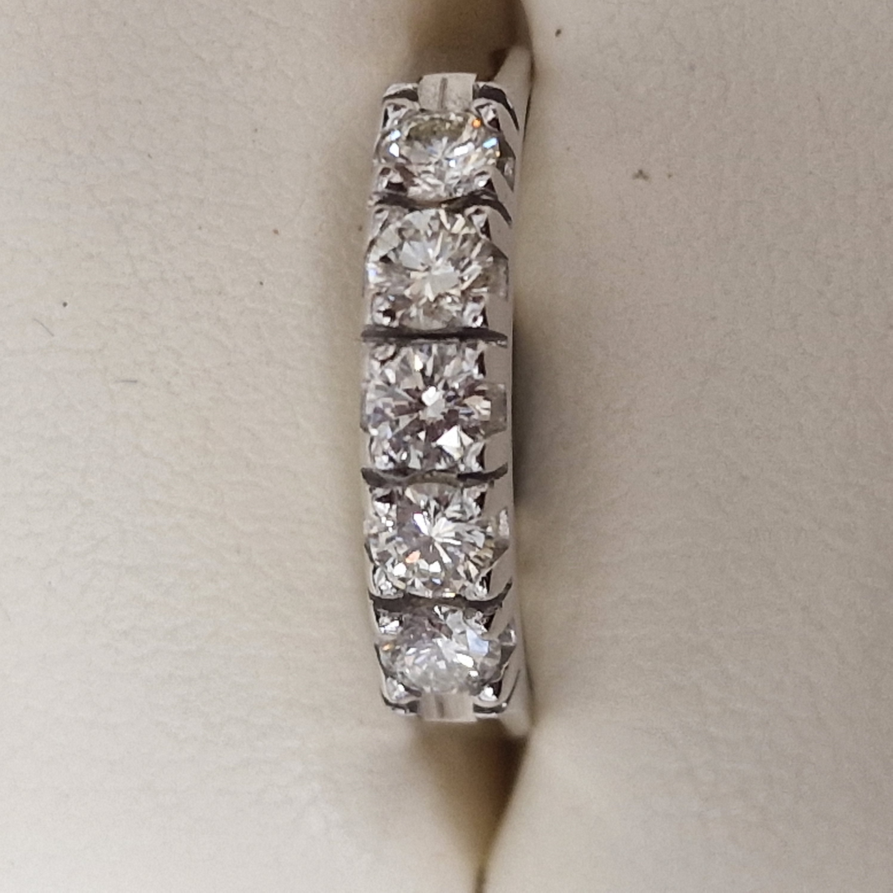 18k witgouden rijring met 5 diamanten R5/70