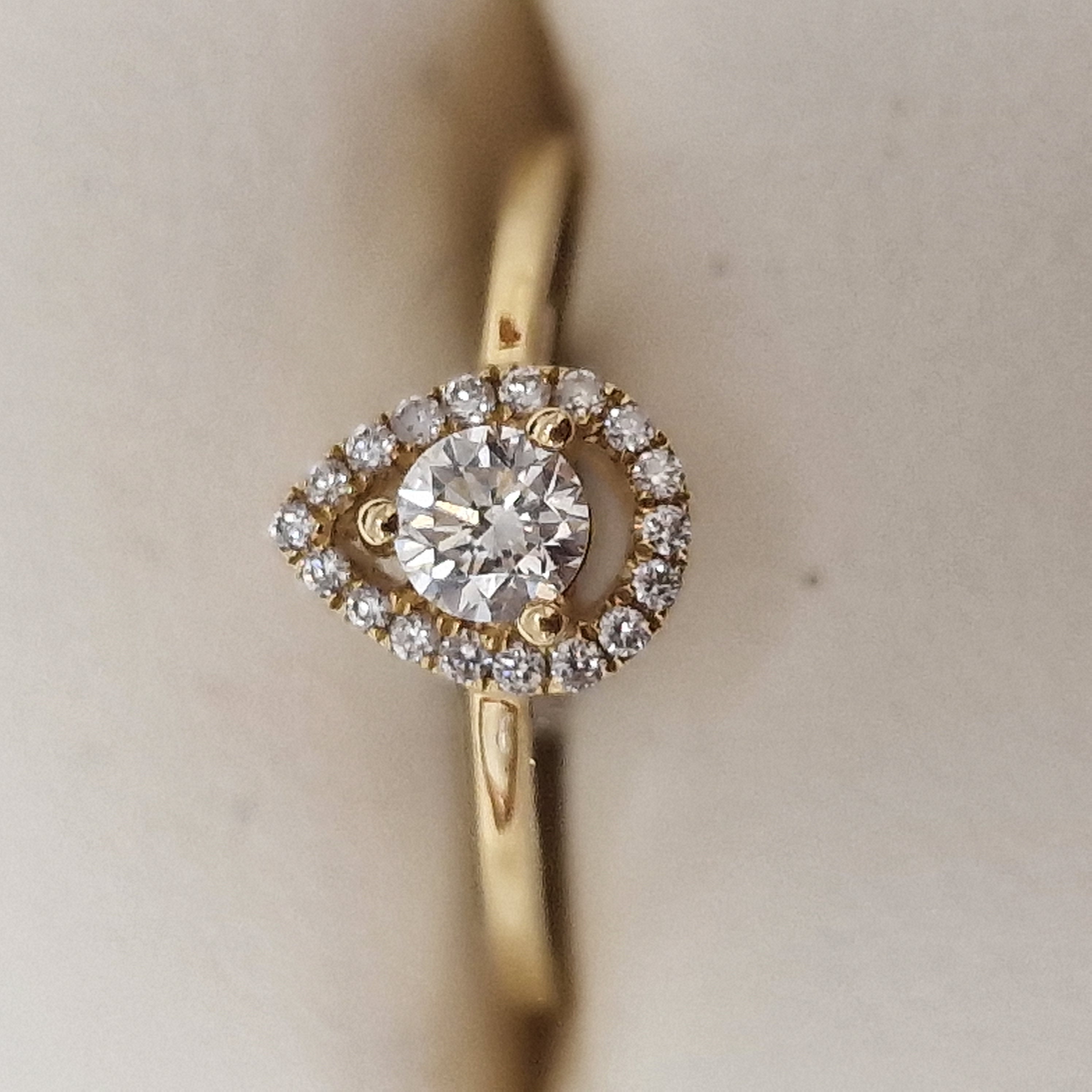 18k geelgouden ring met een druppel vormige entourage, middensteen 0.25 crt R0462-25-RD-18Y