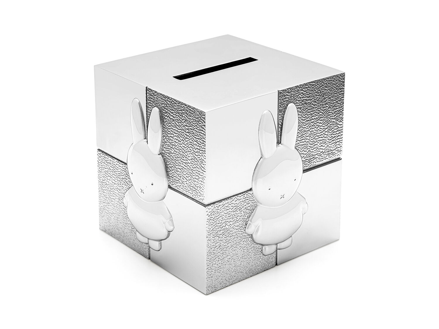 Wie is er niet groot geworden met nijntje? Deze spaarpot is een musthave voor alle fans van dit geliefde konijntje. Op de kubusvorm in zilver kleur zien we nijntje op alle zijden terug. Het materiaal is onderhoudsvrij, poetsen is niet nodig.