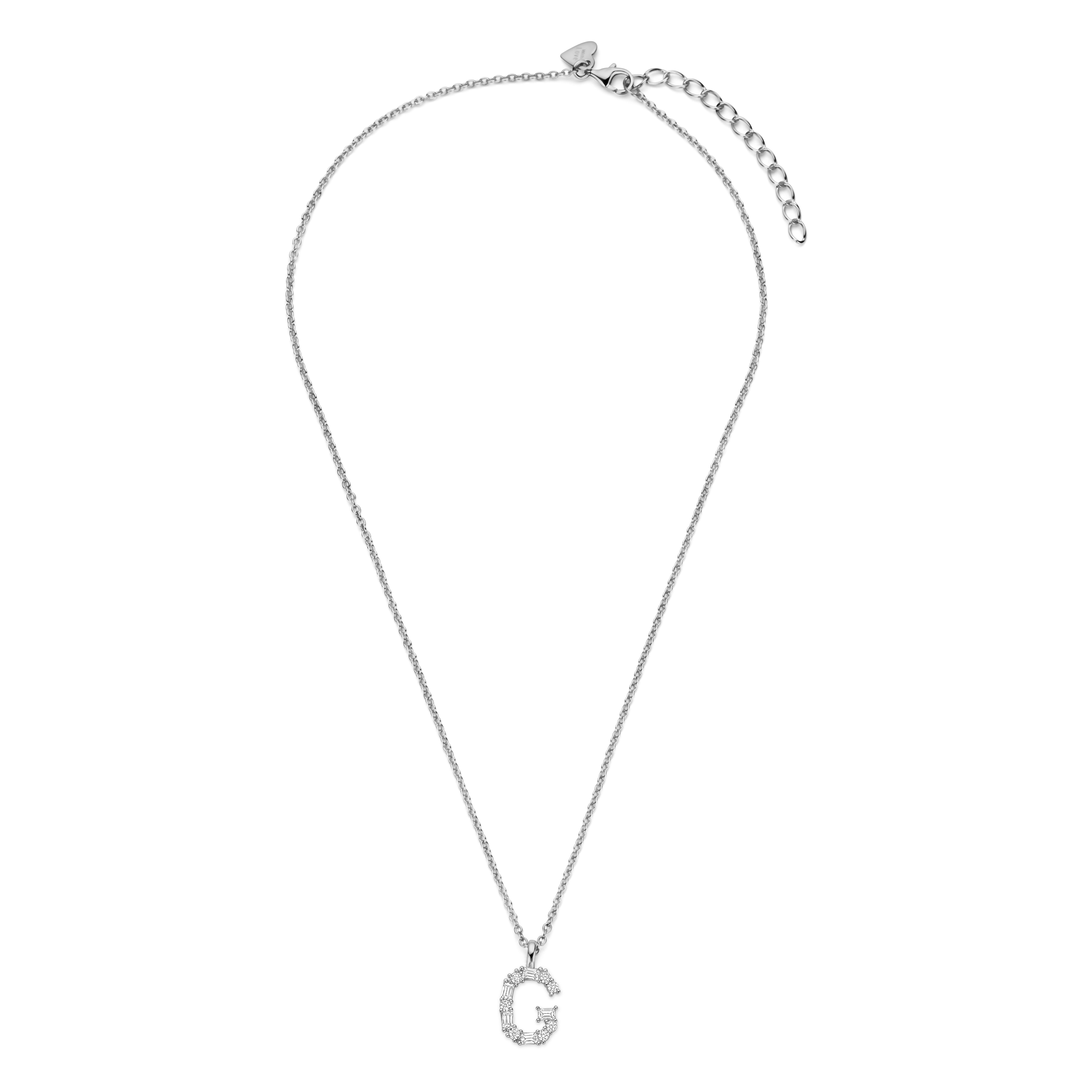 De 925 Silver Mayra Letter Necklace is een persoonlijke ketting met een hanger in de vorm van een initiaal, versierd met sprankelende zirconia steentjes. Het elegante ontwerp maakt deze ketting een prachtig cadeau voor jezelf of voor iemand speciaal. Draag hem solo voor een subtiele statement of combineer met andere sieraden voor een gelaagde, chique look.