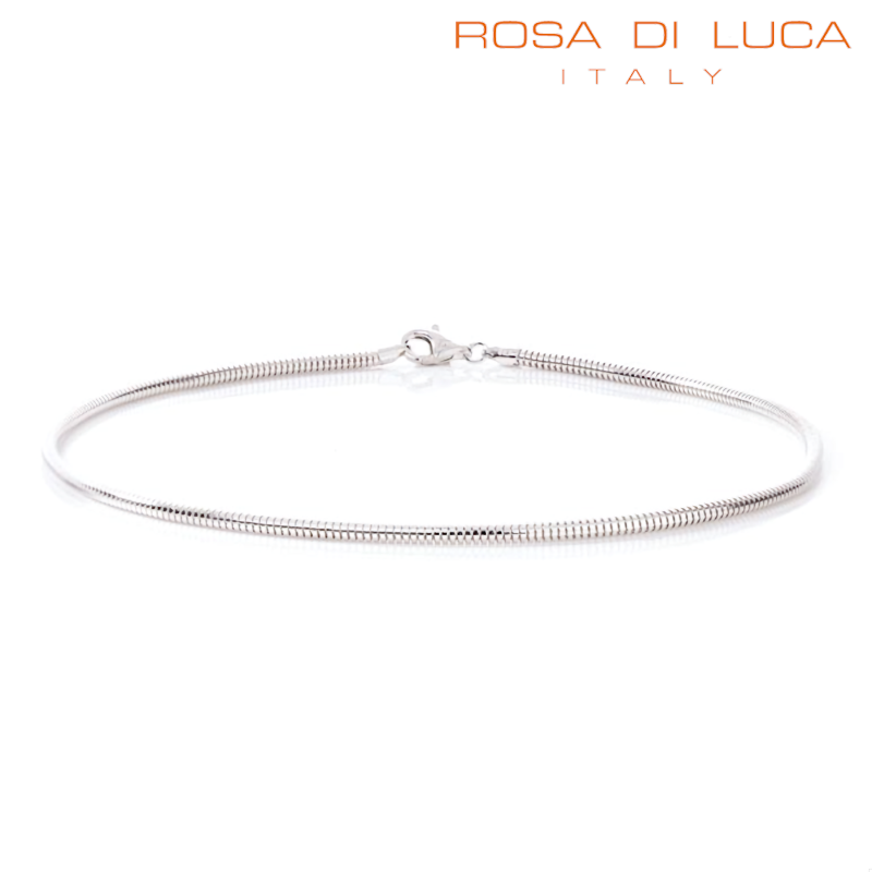 Deze zilveren armband van Rosa di Luca is perfect voor het dragen van bedels. De armband heeft een slangachtig ontwerp, wat een trendy en unieke uitstraling geeft. De lengte van de armband is 18cm en heeft een handige sluiting. Combineer deze armband met je favoriete bedels voor een persoonlijke en stijlvolle look. Perfect voor elke gelegenheid!