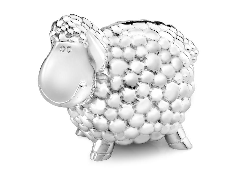 Spaarpot in de vorm van een schaap. De spaarpot is in zilver kleur, poetsen is overbodig. De spaarpot kan gegraveerd worden, wat het een persoonlijk (geboorte)cadeau maakt.