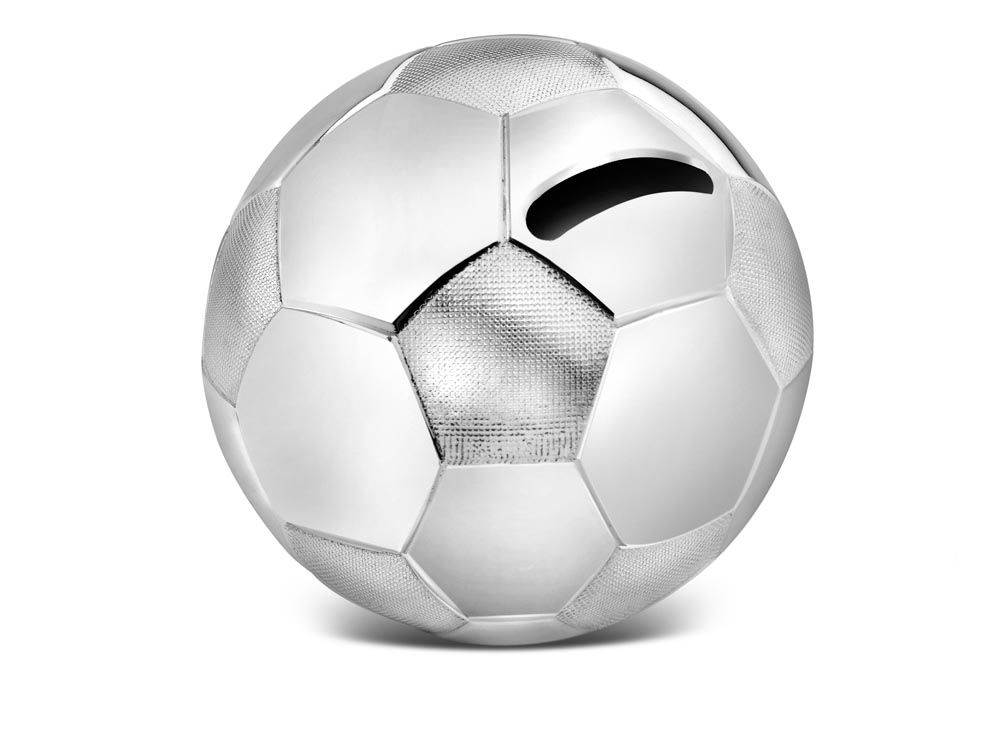 Spaarpot in de vorm van een voetbal. De spaarpot is in zilver kleur, poetsen is overbodig. De spaarpot kan gegraveerd worden, wat het een persoonlijk (geboorte)cadeau maakt.
