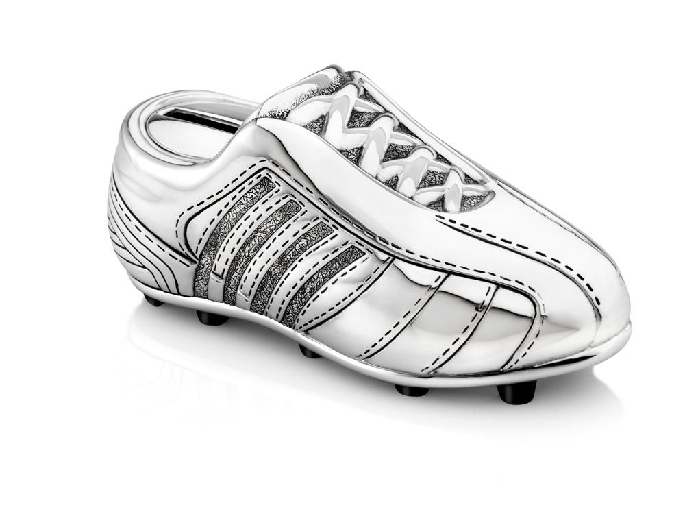 Spaarpot in de vorm van een voetbalschoen. De spaarpot is in zilver kleur en poetsen is overbodig. De spaarpot kan gegraveerd worden, wat het een persoonlijk (geboorte)cadeau maakt