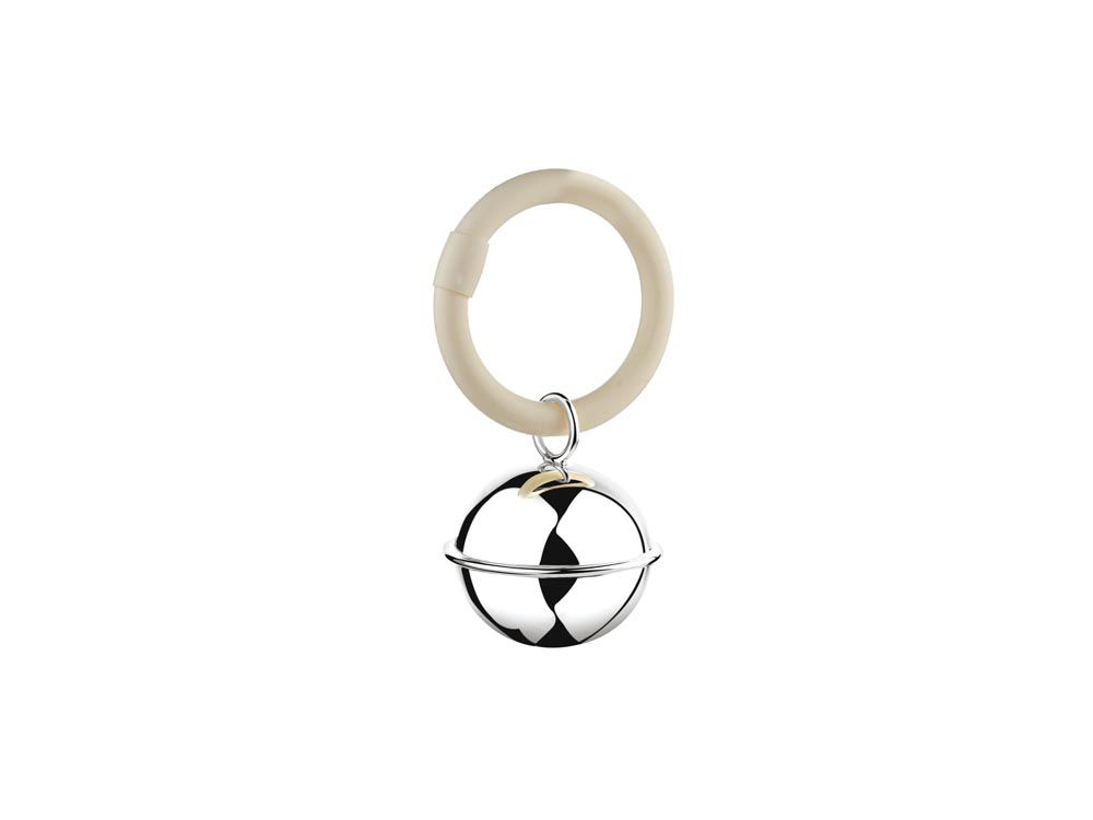 basis 90 verzilverde rammelaar met een bal met filetrand aan een ring. Getest als veilig kinderspeelgoed. De rammelaar kan gegraveerd worden, wat het een persoonlijk geboortecadeau maakt.