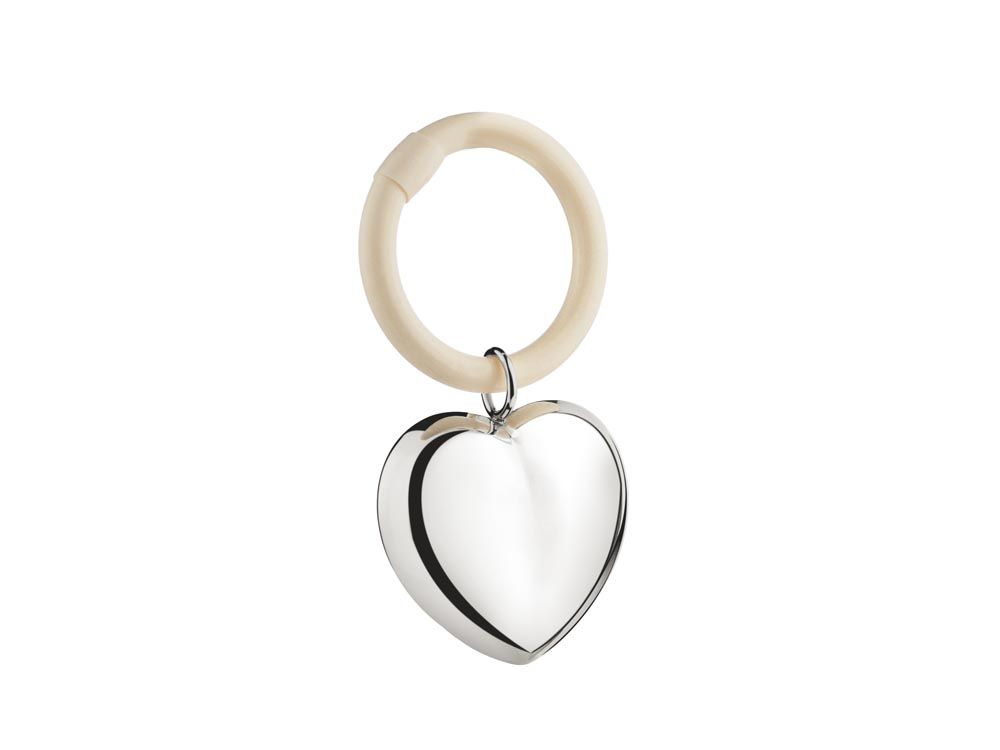 Basis 90 verzilverde rammelaar met een hart aan een ring. Getest als veilig kinderspeelgoed. De rammelaar kan gegraveerd worden, wat het een persoonlijk geboortecadeau maakt.
