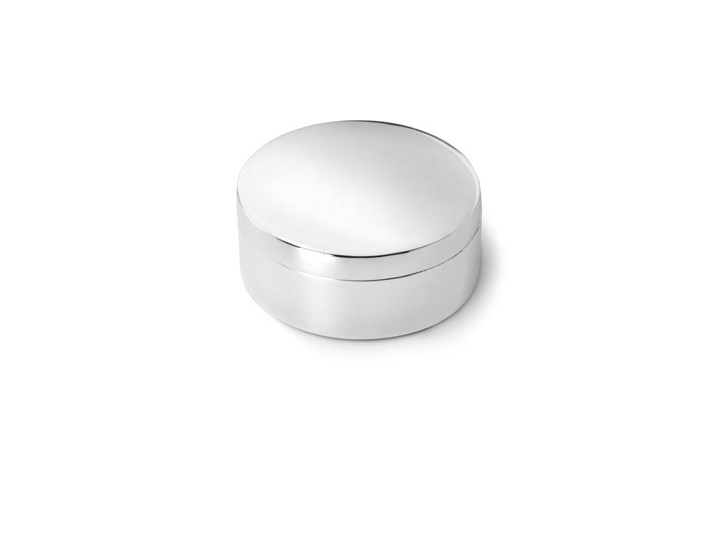 Glad rond tanden- of haarlokdoosje. Het doosje is in zilver kleur, poetsen is overbodig. Het doosje kan gegraveerd worden, wat het een persoonlijk (geboorte)cadeau maakt.