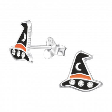 De Zilveren oorstekers Heksenhoed (modelnummer PCJW41516) zijn elegante en speelse oorbellen. Deze stud oorbellen voegen een magische touch toe aan elke outfit. Perfect te dragen bij zowel casual als feestelijke gelegenheden. Combineer ze met andere zilveren sieraden voor een complete look en geniet van hun subtiele, maar opvallende uitstraling.