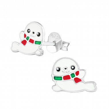 De Zilveren oorstekers Zeehond met modelnummer PCJW38137 zijn verfijnde studoorbellen in de vorm van een zeehond. Deze elegante sieraden voegen een speelse en toch stijlvolle uitstraling toe aan elke outfit. Draag ze dagelijks voor een subtiele, maritieme touch of combineer ze met andere zilveren accessoires voor een complete look bij speciale gelegenheden.