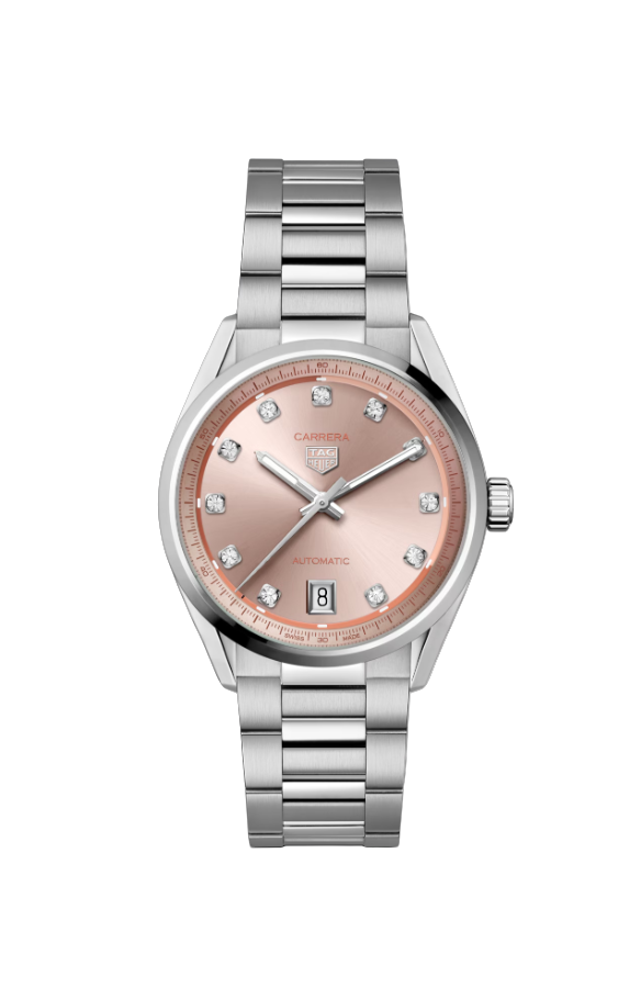 Dit TAG Heuer horloge behoort tot de Carrera collectie.
Referentienummer: WBN231D.BA0001

Maak kennis met de TAG Heuer Carrera Date in 36 mm met een zachtroze wijzerplaat. Dit elegante model is voorzien van diamanten indexen en wordt aangedreven door het Calibre 7-uurwerk, wat het zowel kostbaar als tijdloos maakt.
De poederroze, sunray-geborstelde wijzerplaat creëert een vrouwelijke en verfijnde look, geaccentueerd door een gradiëntbaan die de wijzerplaat omcirkelt. Met diamanten bezette indexen voegen een vleugje luxe toe en belichamen de geest van de TAG Heuer Carrera.
De kenmerkende H-vormige band, taps toelopend voor een betere pasvorm, zorgt voor dagelijks comfort. De gepolijste stalen kast en het gewelfde saffierglas versterken de verfijnde uitstraling van het horloge.
Dit automatische horloge, uitgerust met het Calibre 7-uurwerk, biedt een gangreserve van 56 uur. Het schuin geplaatste datumvenster op 6 uur biedt functionaliteit en behoudt tegelijkertijd een elegante esthetiek.