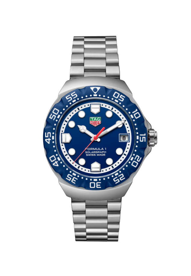 Dit TAG Heuer horloge behoort tot de Formula 1 collectie.
Referentienummer: WBY1112.BA0042

Geïnspireerd door het originele Series 1 horloge, versterkt de TAG Heuer Formula 1 Solargraph in 38 mm de energieke esthetiek met een levendige blauwe wijzerplaat en een strak design. Dit op zonne-energie werkende horloge combineert een speelse stijl met functionaliteit en is gemaakt voor trendsetters die waarde hechten aan zowel stijl als innovatie.

Een blauwe opaline wijzerplaat contrasteert perfect met de witte rand en creëert een gedurfde maar strakke look. Rhodium-plated wijzers en indexen, geaccentueerd door Super-LumiNova®, zorgen voor perfecte afleesbaarheid in alle lichtomstandigheden, terwijl de TH-Polylight lunette een moderne materiaalinnovatie introduceert.
De ergonomisch ontworpen 38 mm grote kast van gezandstraald staal past comfortabel om polsen van alle maten dankzij de stalen band met vouwsluiting en dubbele veiligheidsdrukknoppen.
Aangedreven door het Calibre TH50-00 Solargraph-uurwerk, levert het horloge langdurige prestaties. Een minuut blootstelling aan licht zorgt ervoor dat het horloge een hele dag meegaat, wat zorgt voor constante precisie zonder dat de batterij vervangen hoeft te worden.

Uw TAG Heuer horloge is 24 maanden na aankoop beschermd onder fabricagegarantie. Door het horloge te registreren op MyTAGHeuer kunt u deze garantieperiode met nog eens 3 extra jaar verlengen!