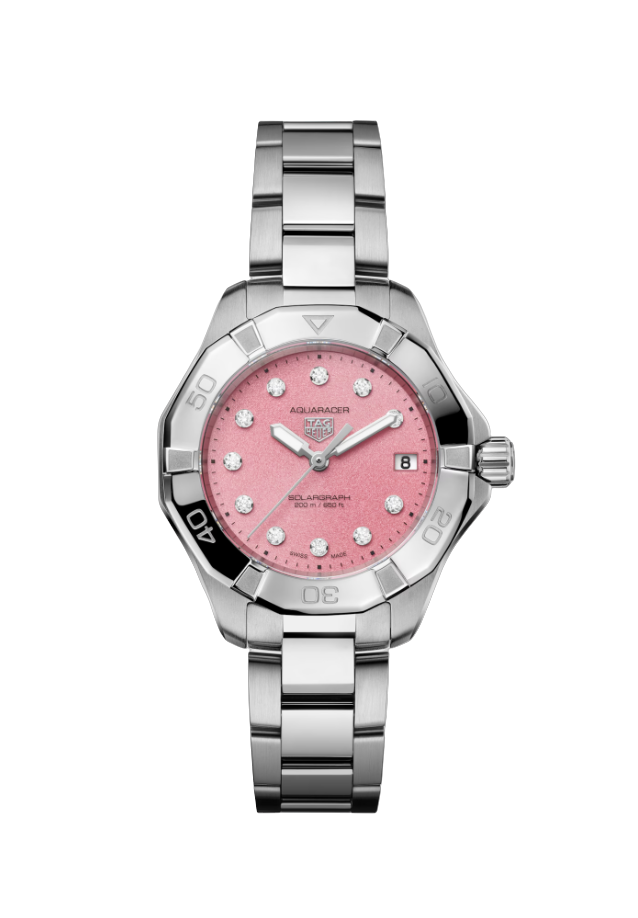 Dit TAG Heuer horloge behoort tot de Aquaracer collectie.
Referentienummer: WBP1318.BA0005

De TAG Heuer Aquaracer Professional 200 Solargraph combineert elegantie en prestaties en biedt een verfijnde versie van het veelzijdige gereedschapshorloge van Maison. De roze wijzerplaat met diamanten indexen roept de etherische schoonheid van het noorderlicht op en viert de verkenning in stijl.

De opvallende roze wijzerplaat, geaccentueerd door 11 diamanten indexen, weerspiegelt de glinsterende tinten van natuurlijke lichtverschijnselen aan de verste randen van de aarde. Rhodium-geplateerde wijzers met witte Super-LumiNova® voegen helderheid en helderheid toe, waardoor leesbaarheid onder alle omstandigheden wordt gegarandeerd.

De 34 mm kast is vervaardigd van fijn geborsteld roestvrij staal en voorzien van een unidirectioneel draaiende lunette met iconische historische rijders. De kern ervan is het Solargraph-uurwerk, dat licht van elke natuurlijke of kunstmatige bron omzet in energie, waardoor het niet nodig is om regelmatig de batterij te vervangen. Een paar uur licht zorgt voor maandenlange precisie.