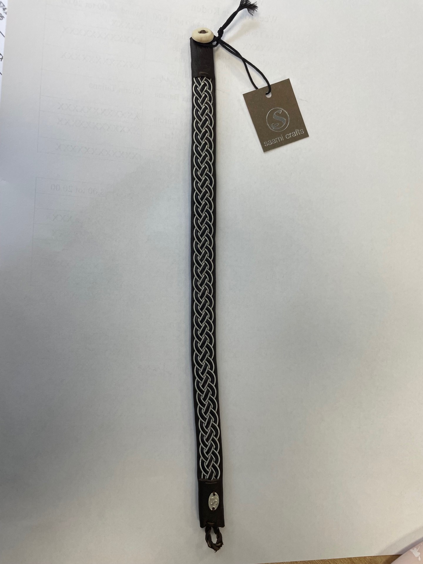 De Saami armband al008 donkerbruin rendier leer uit de JEWEL collectie is een verfijnd en stijlvol sieraad voorzien van zilvertin versiering. Deze elegante armband is perfect voor zowel alledaagse als feestelijke gelegenheden. Draag de armband alleen voor een subtiele look of combineer met andere sieraden voor een gedurfde stijl. Ideaal als cadeau voor jezelf of een geliefde.