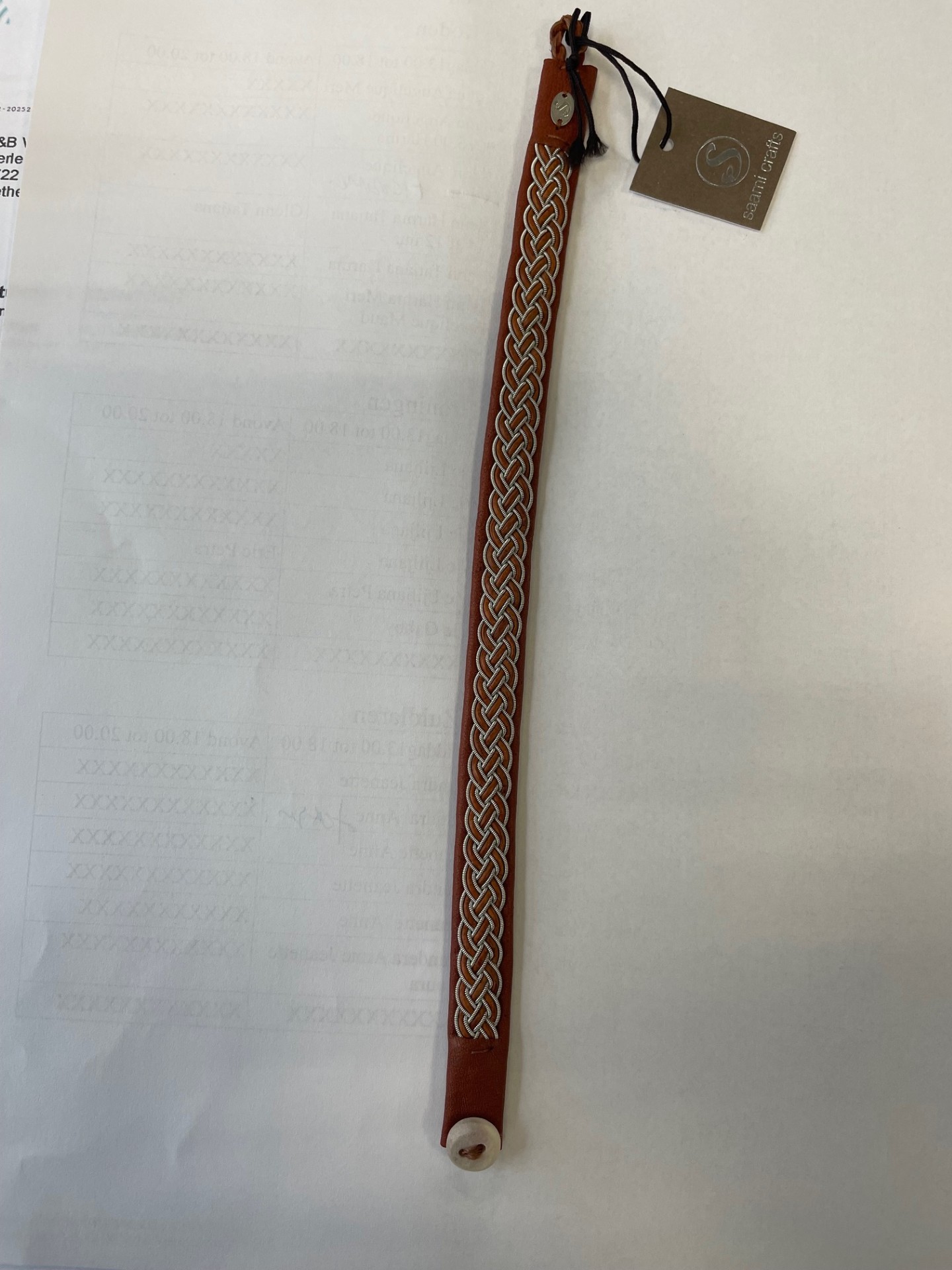 Deze stijlvolle armband, modelnummer AL008-MB409-23, is een modieus sieraad van echt leder in een bruine kleur. Met een rendierhoornsluiting en een breedte van 1,3 cm, biedt het een robuuste uitstraling zonder glans. Draag het solo voor een subtiele look of combineer het met andere sieraden voor een gedurfde stijl. Perfect voor elke gelegenheid!